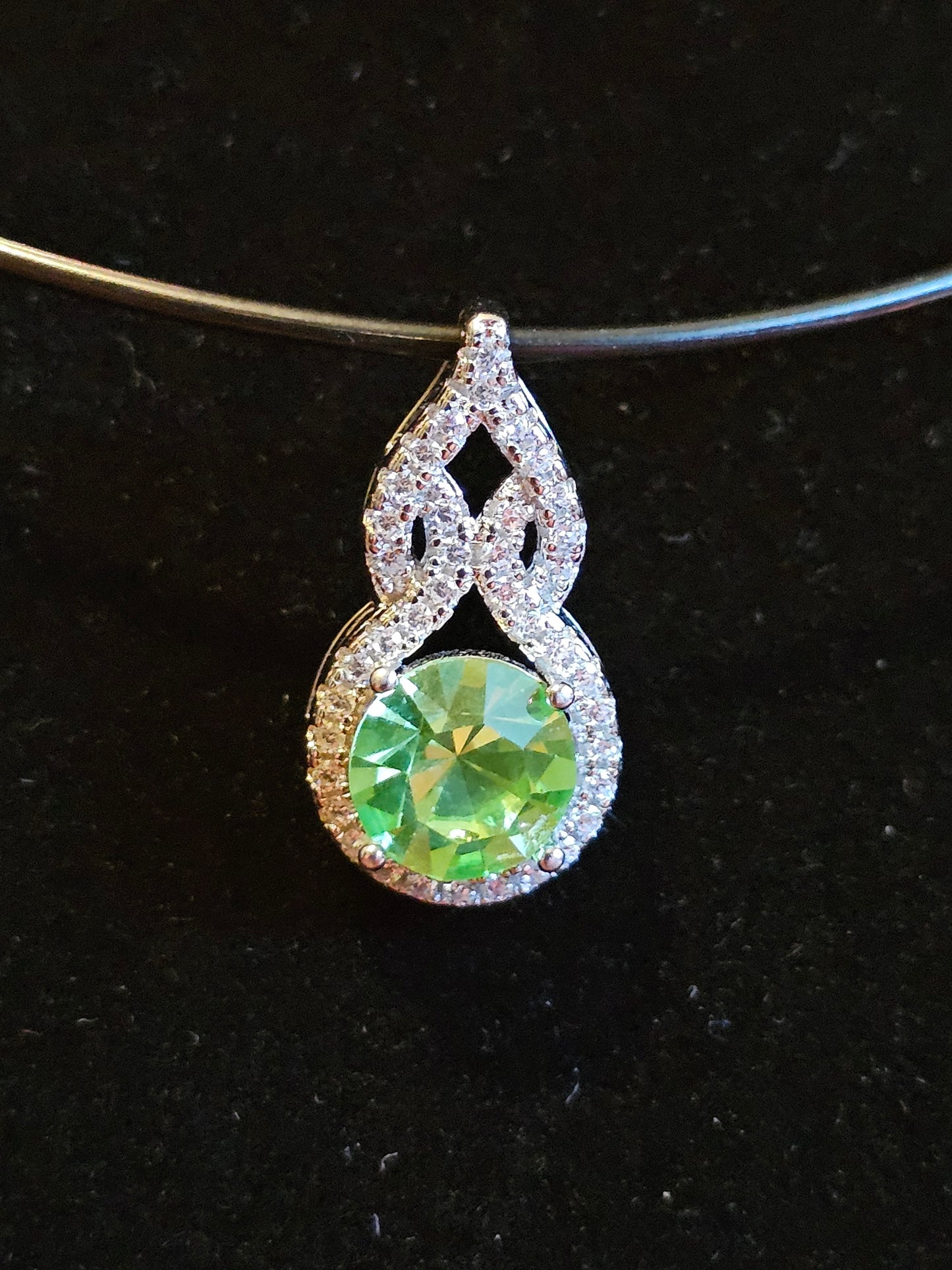 Pendentif en verre d'uranium dans un nouveau cadre en argent sterling avec une pierre de verre d'uranium taille ronde vintage de 9 ou 8 mm qui brille sous la lumière noire / UV