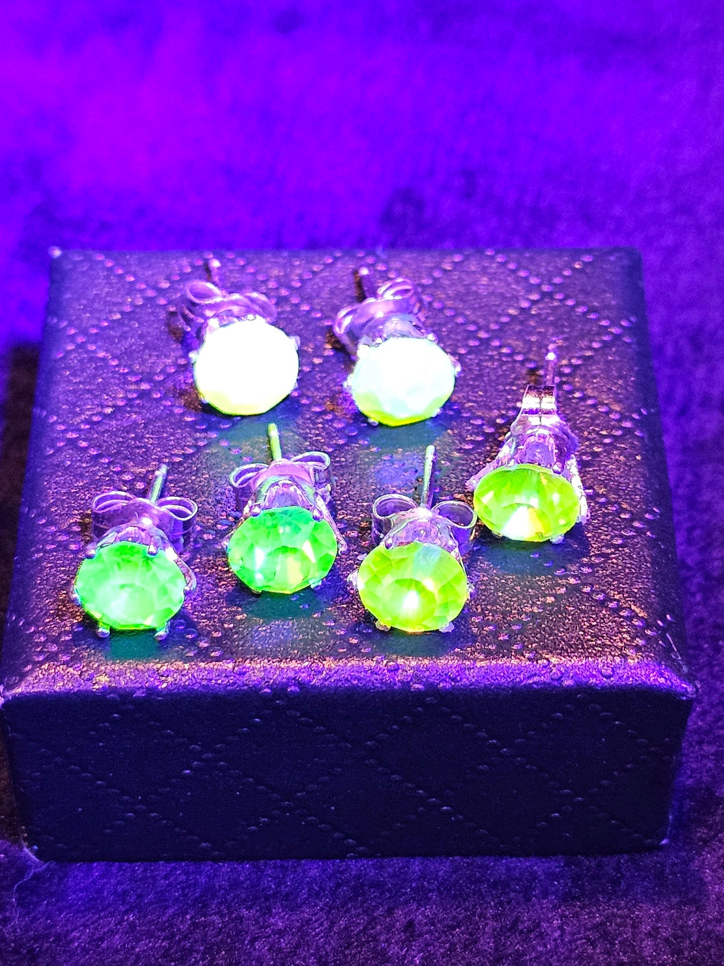Boucles d'oreilles en verre d'uranium en argent sterling avec de grosses pierres en verre d'uranium vintage, vert jaune ou le rose rare brille sous la lumière noire/UV