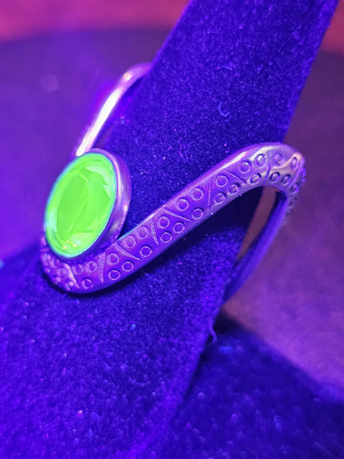 Verstellbarer Ring aus Uranglas in neuem Sterlingsilber, sehr einzigartiges Design mit einem Vintage-Uranglasstein, der unter Schwarzlicht/UV-Licht leuchtet