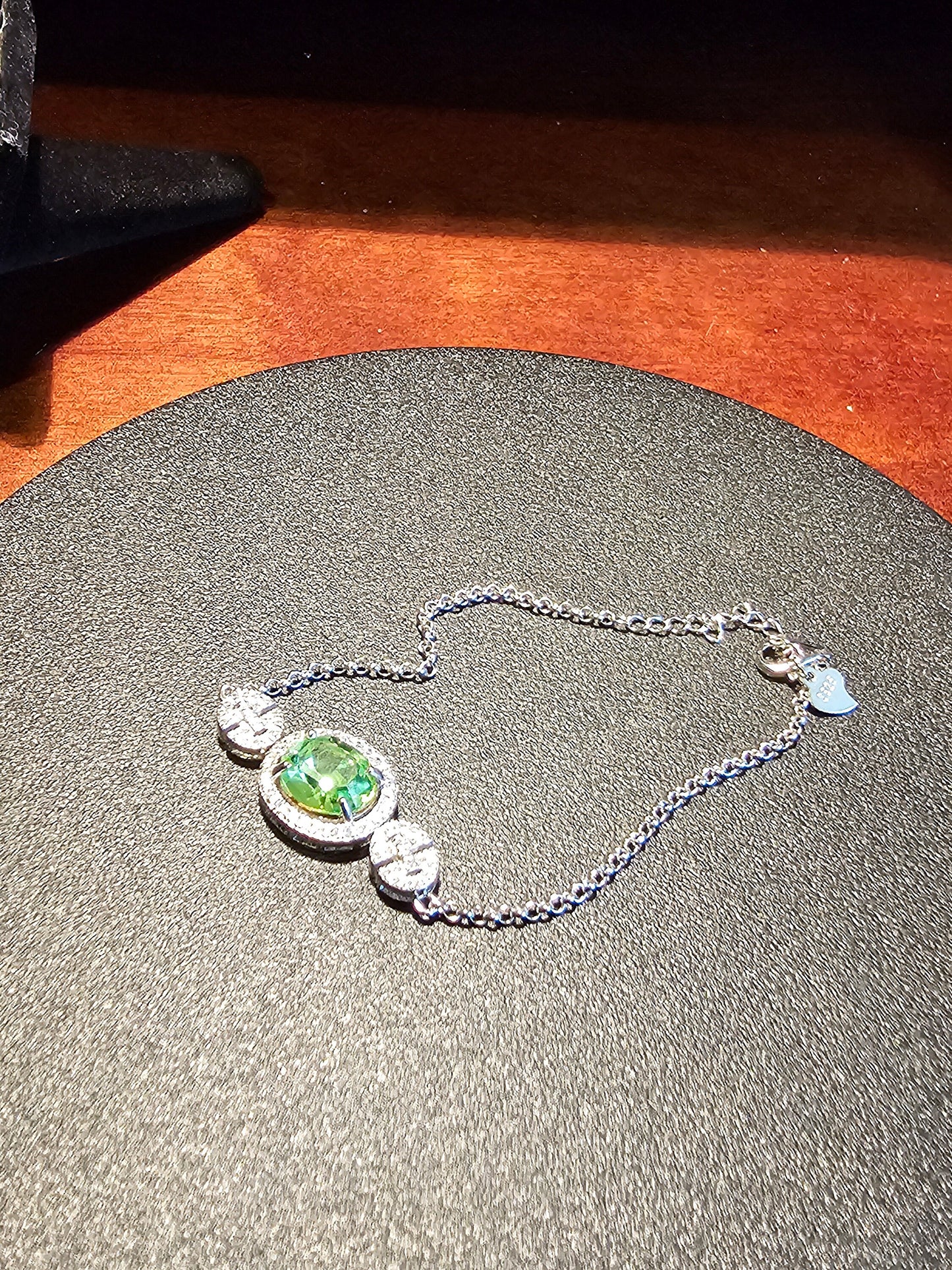 Bracelet en verre d'uranium neuf en argent sterling avec une pierre ovale en verre d'uranium vintage qui brille sous la lumière noire / UV