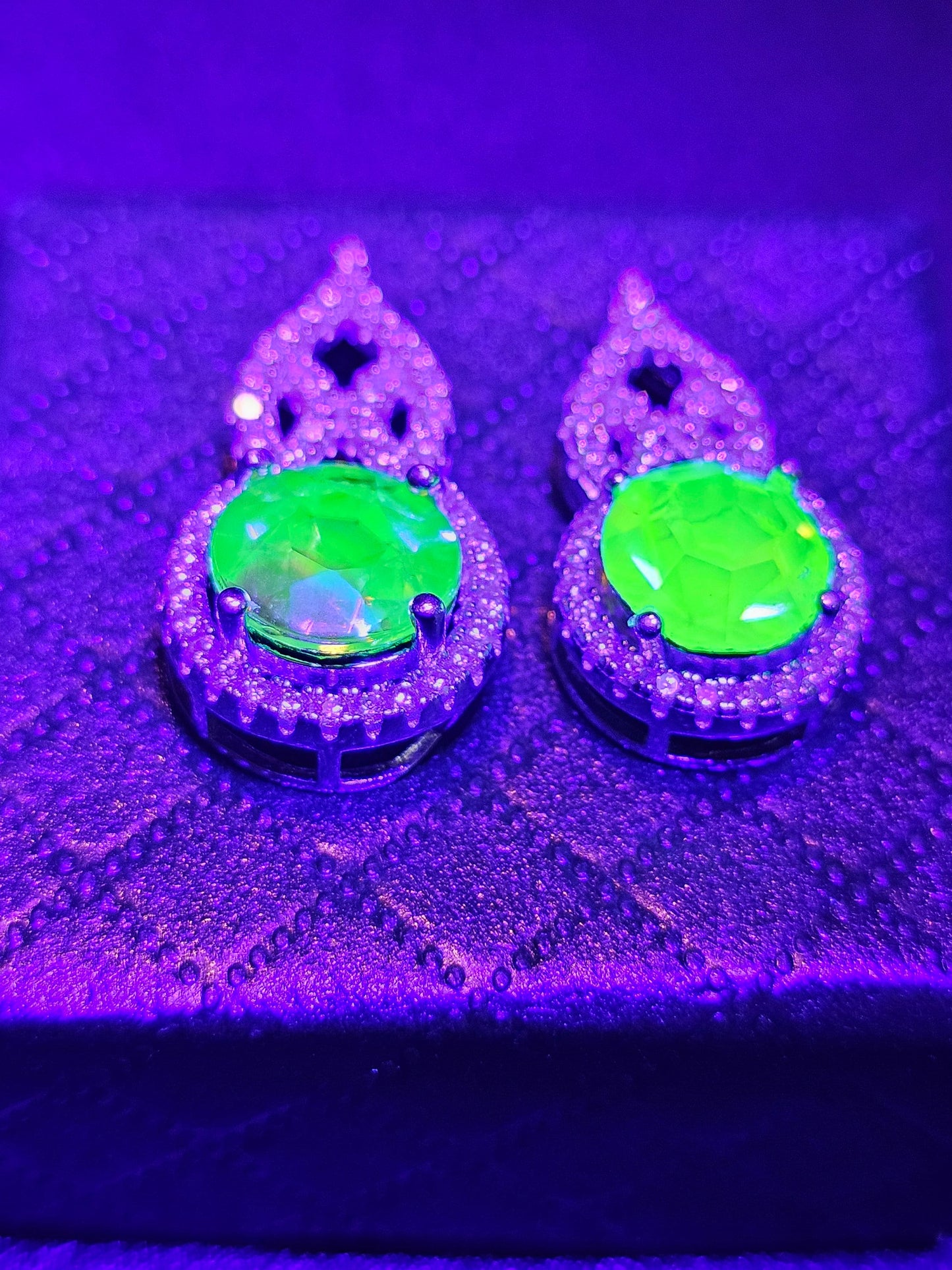 Pendentif en verre d'uranium dans un nouveau cadre en argent sterling avec une pierre de verre d'uranium taille ronde vintage de 9 ou 8 mm qui brille sous la lumière noire / UV