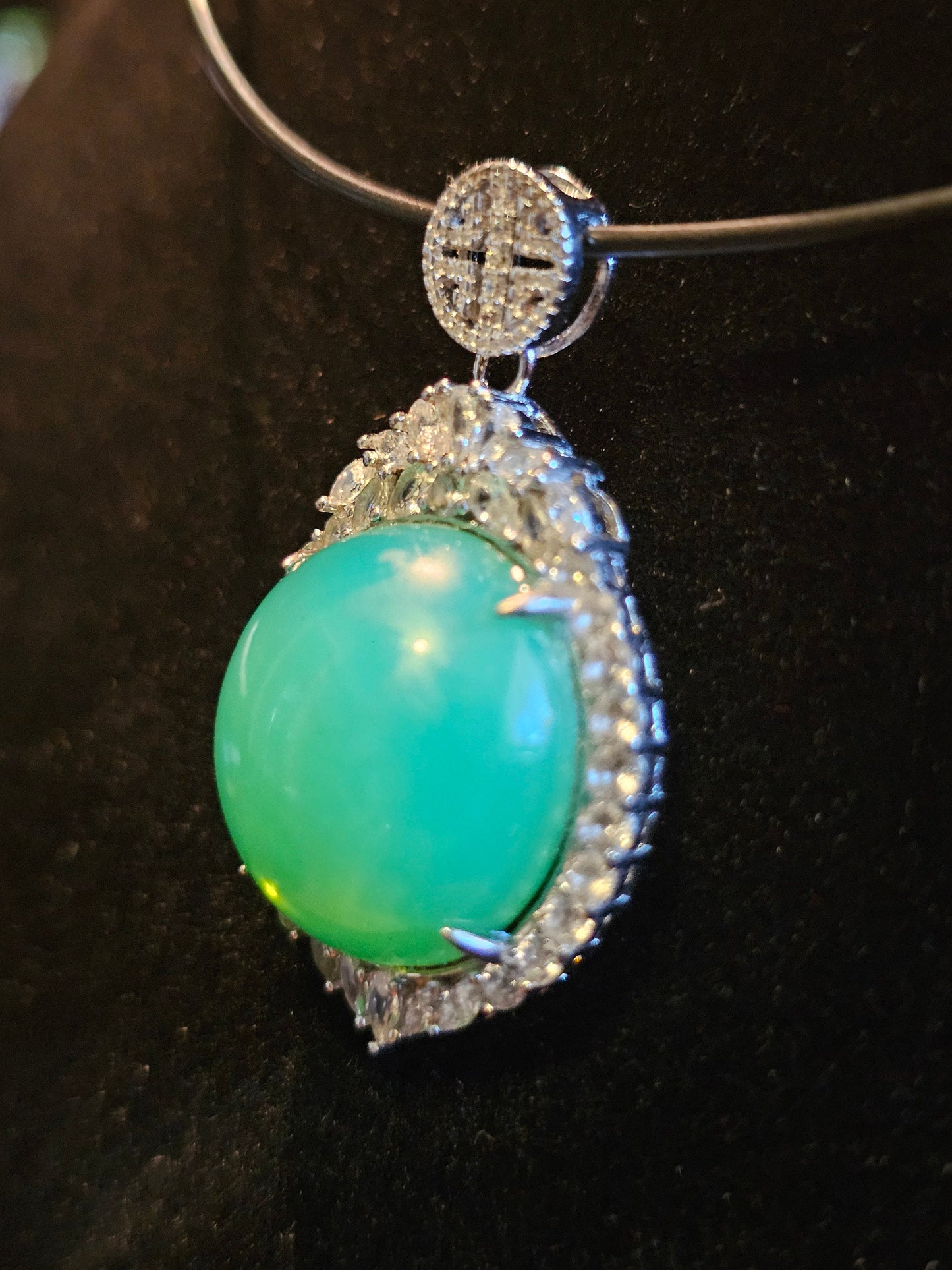Pendentif en verre d'uranium neuf en argent sterling avec une grande pierre de verre d'uranium vintage de 18 mm à taille ronde cabochon qui brille sous la lumière noire / UV