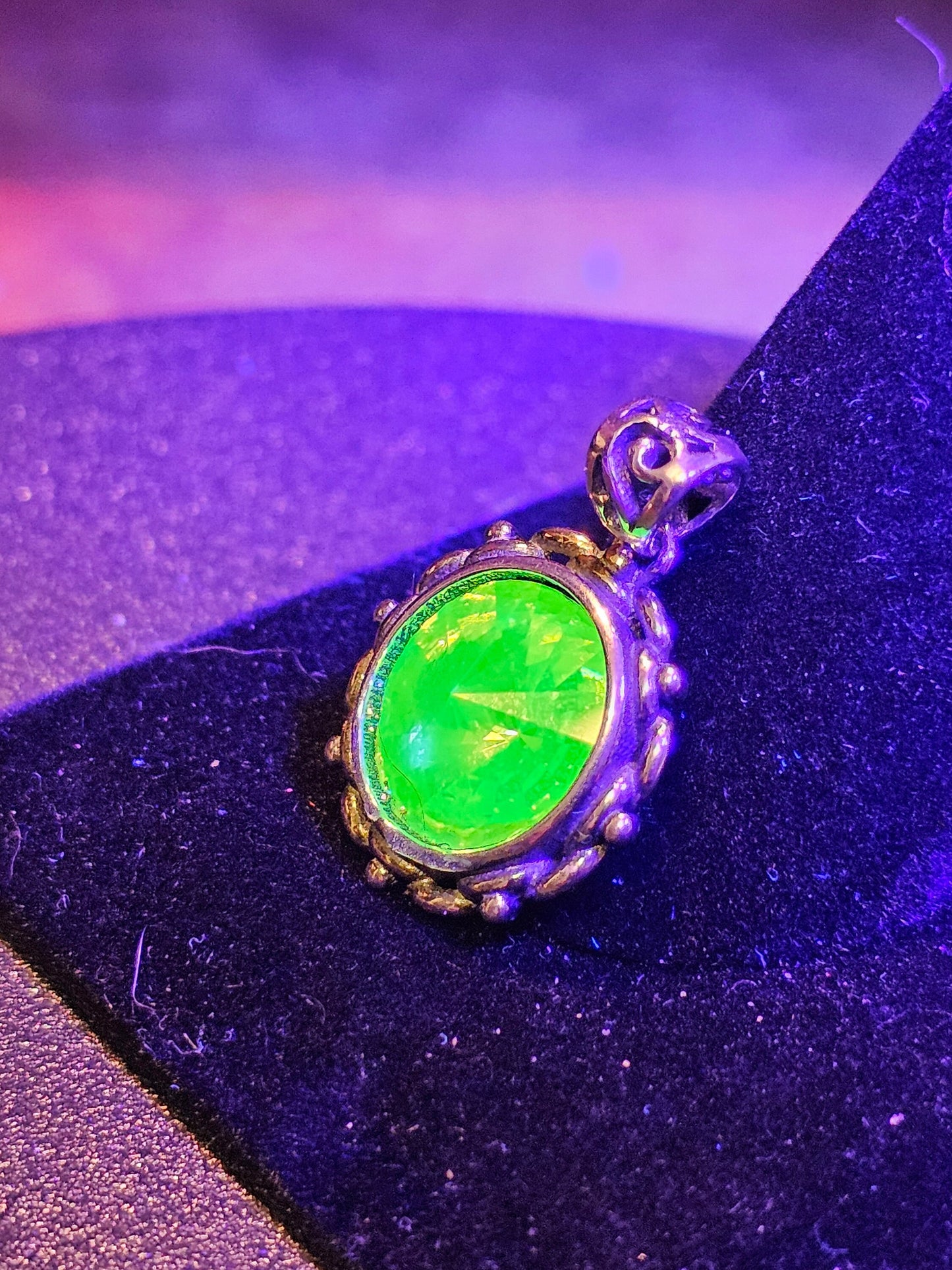 Pendentif en verre d'uranium de style vintage en argent sterling neuf avec une pierre de verre d'uranium ronde vintage de 12 mm qui brille sous la lumière noire / UV