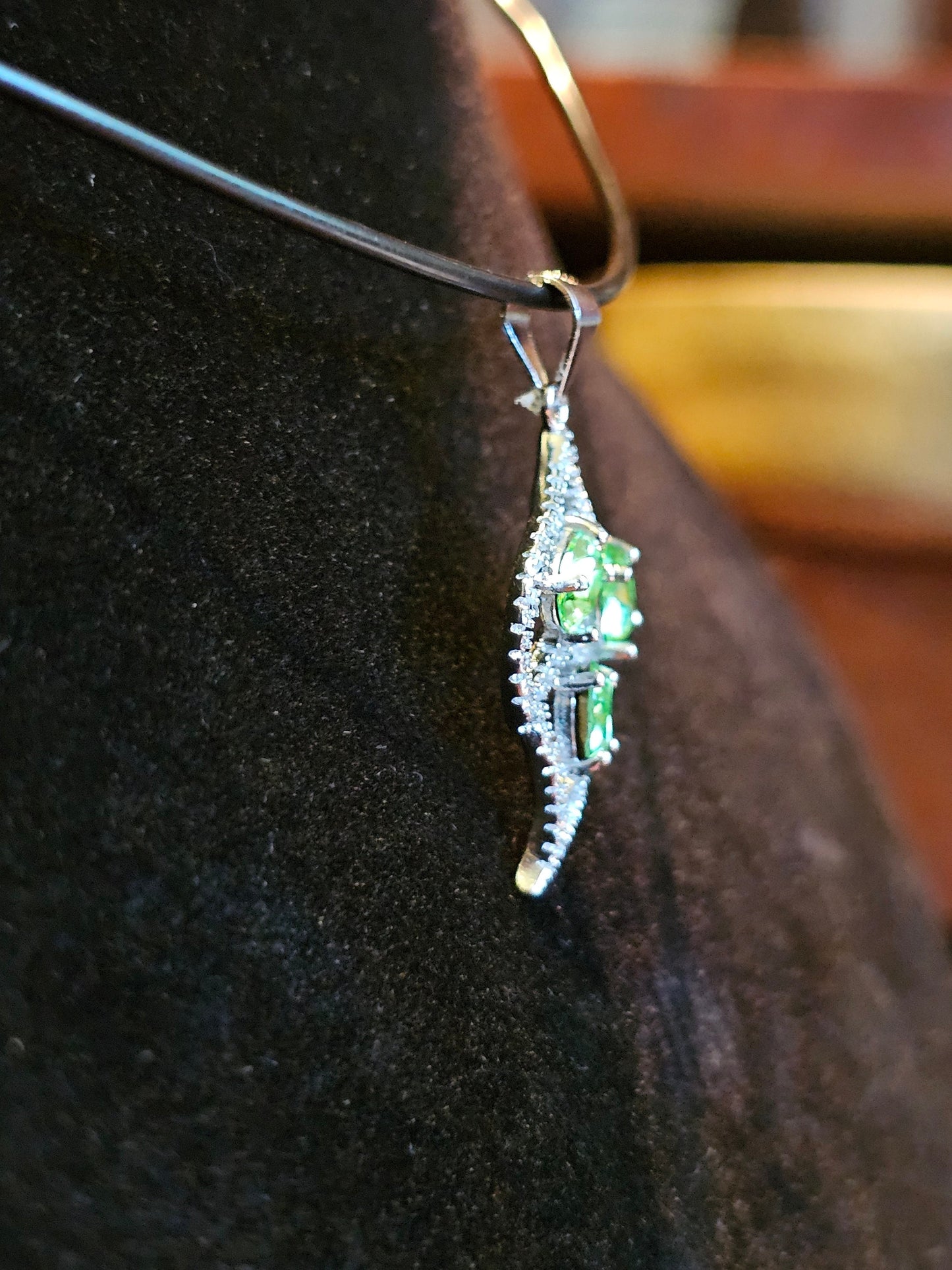 Pendentif en verre d'uranium neuf en argent sterling avec trois pierres en verre d'uranium vintage de taille ovale de 6 x 4 mm qui brillent sous la lumière noire / UV
