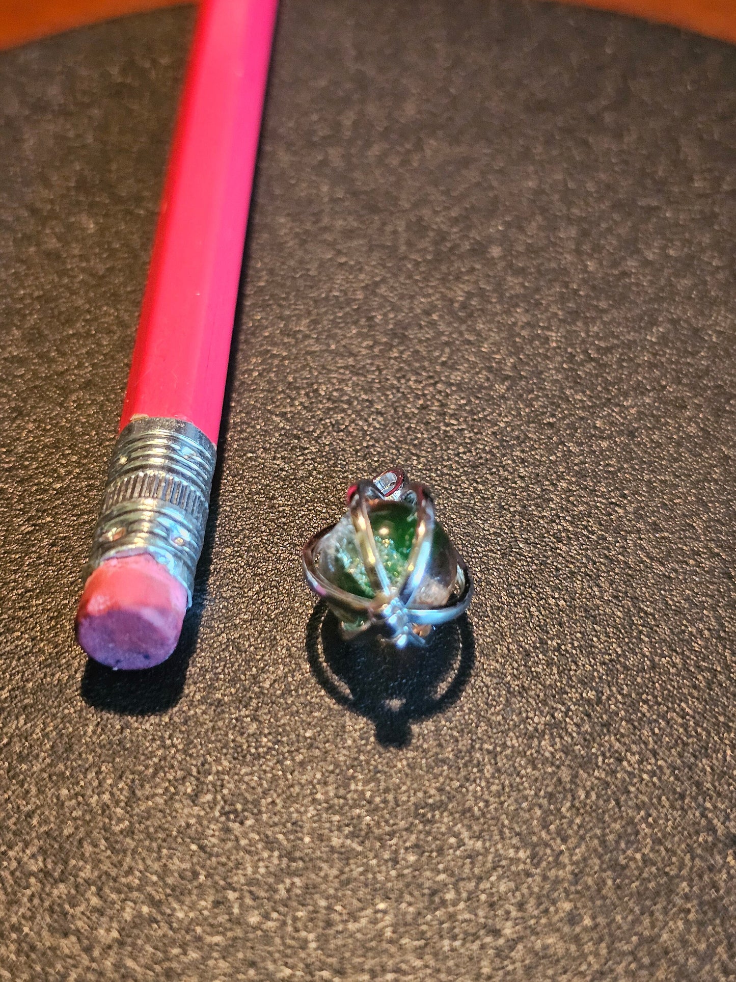Pendentif en verre d'uranium en argent sterling neuf avec une perle vintage de 10 mm en verre d'uranium qui brille sous la lumière noire / UV