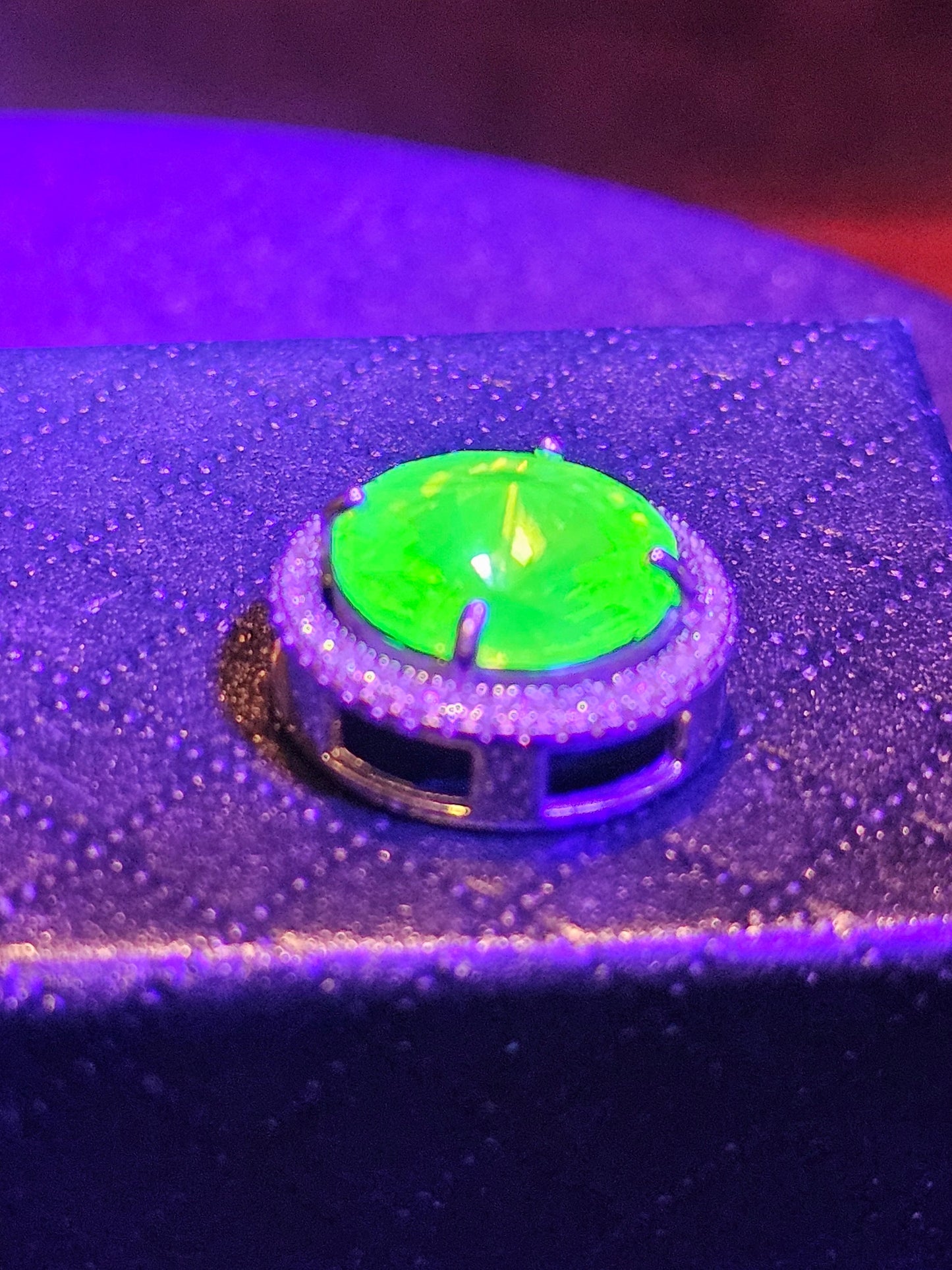 Pendentif en verre d'uranium en argent sterling neuf avec une pierre de verre d'uranium taille ronde vintage de 12 mm qui brille sous la lumière noire / UV