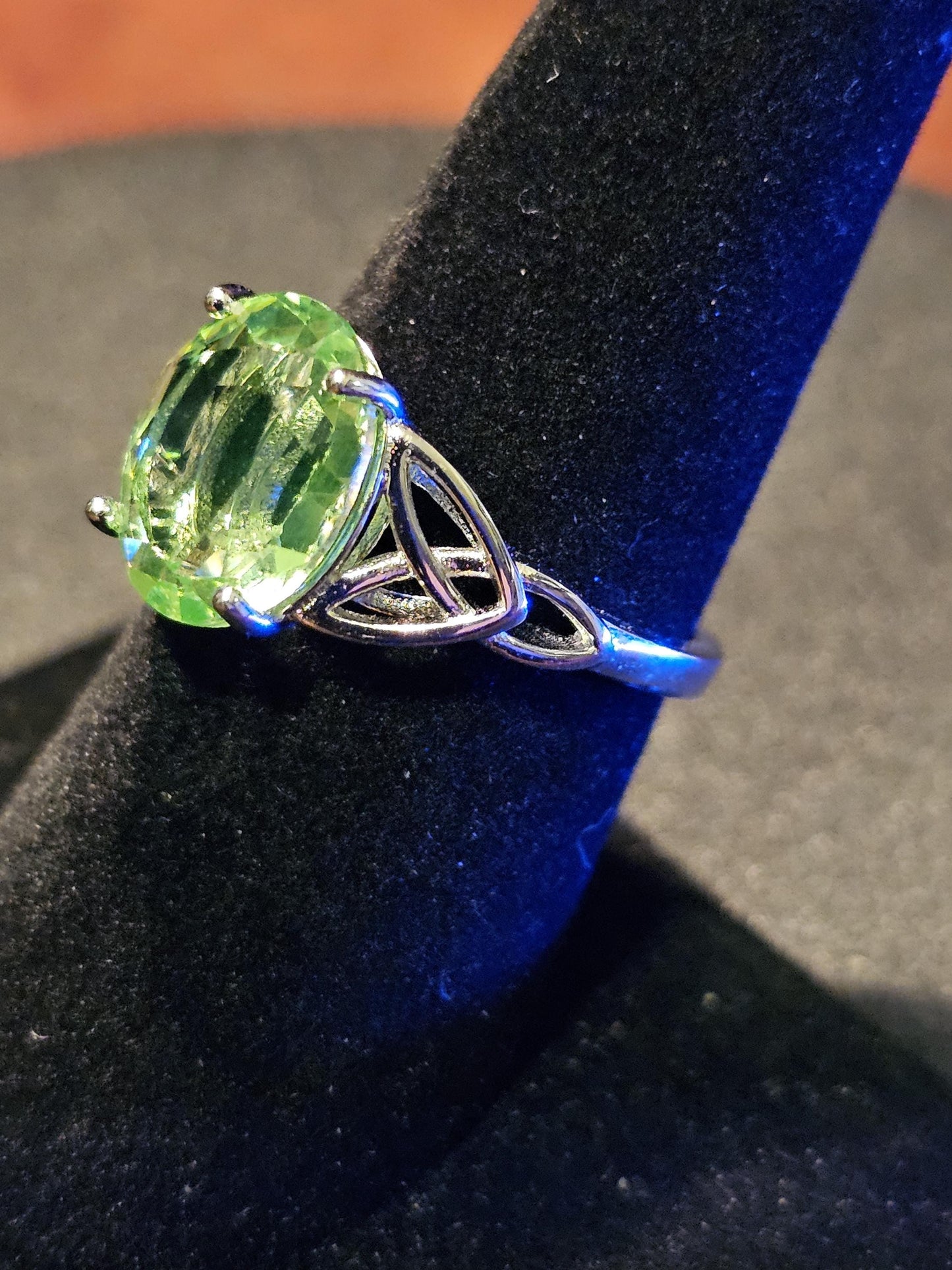 Ring im Stil eines keltischen Knotens im ovalen Uranglasschliff in Größe 6, 7, 8 oder 9. Sterlingsilber mit einem Vintage-Uranglasstein, der unter Schwarzlicht/UV-Licht leuchtet.