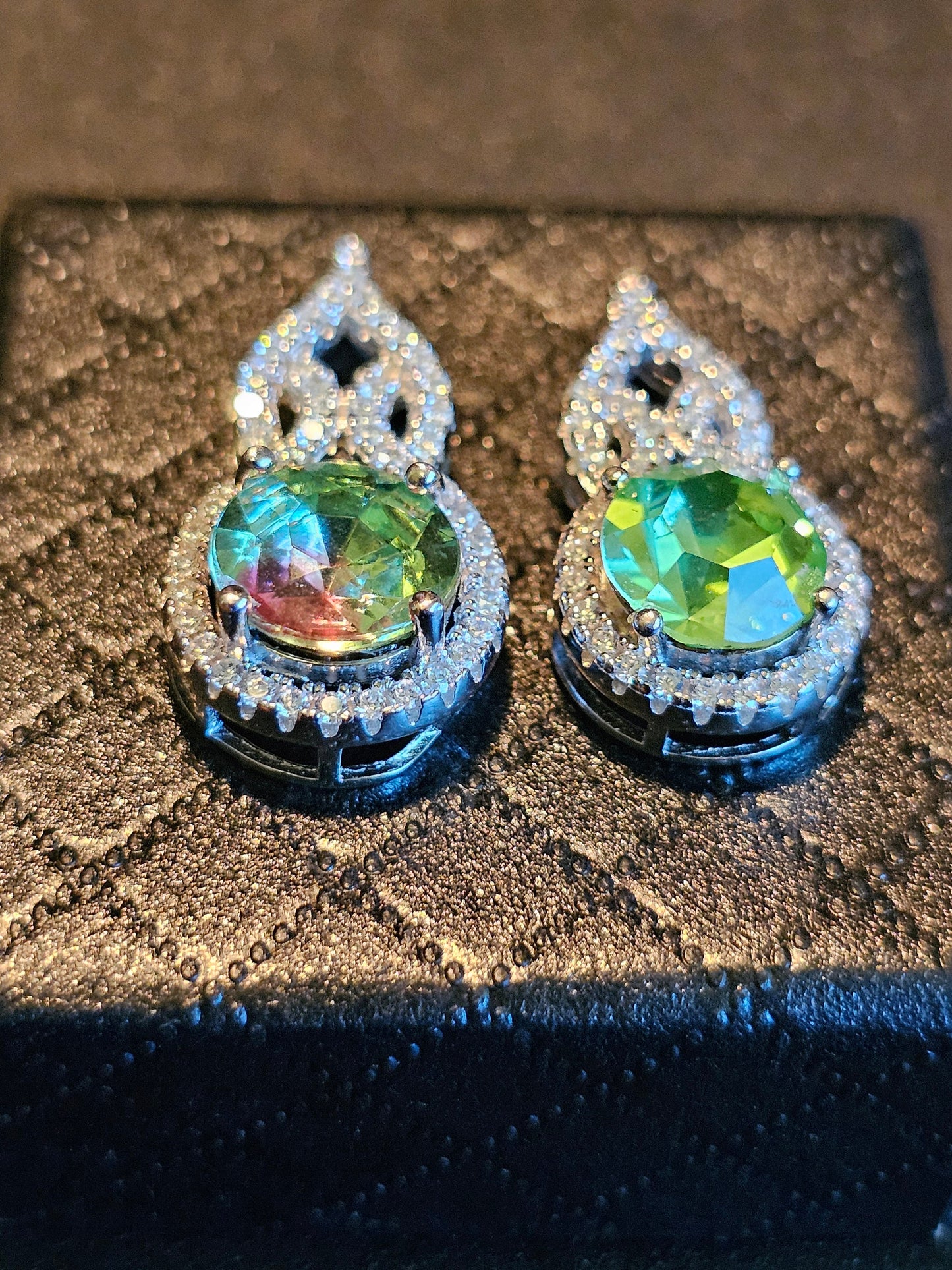 Pendentif en verre d'uranium dans un nouveau cadre en argent sterling avec une pierre de verre d'uranium taille ronde vintage de 9 ou 8 mm qui brille sous la lumière noire / UV