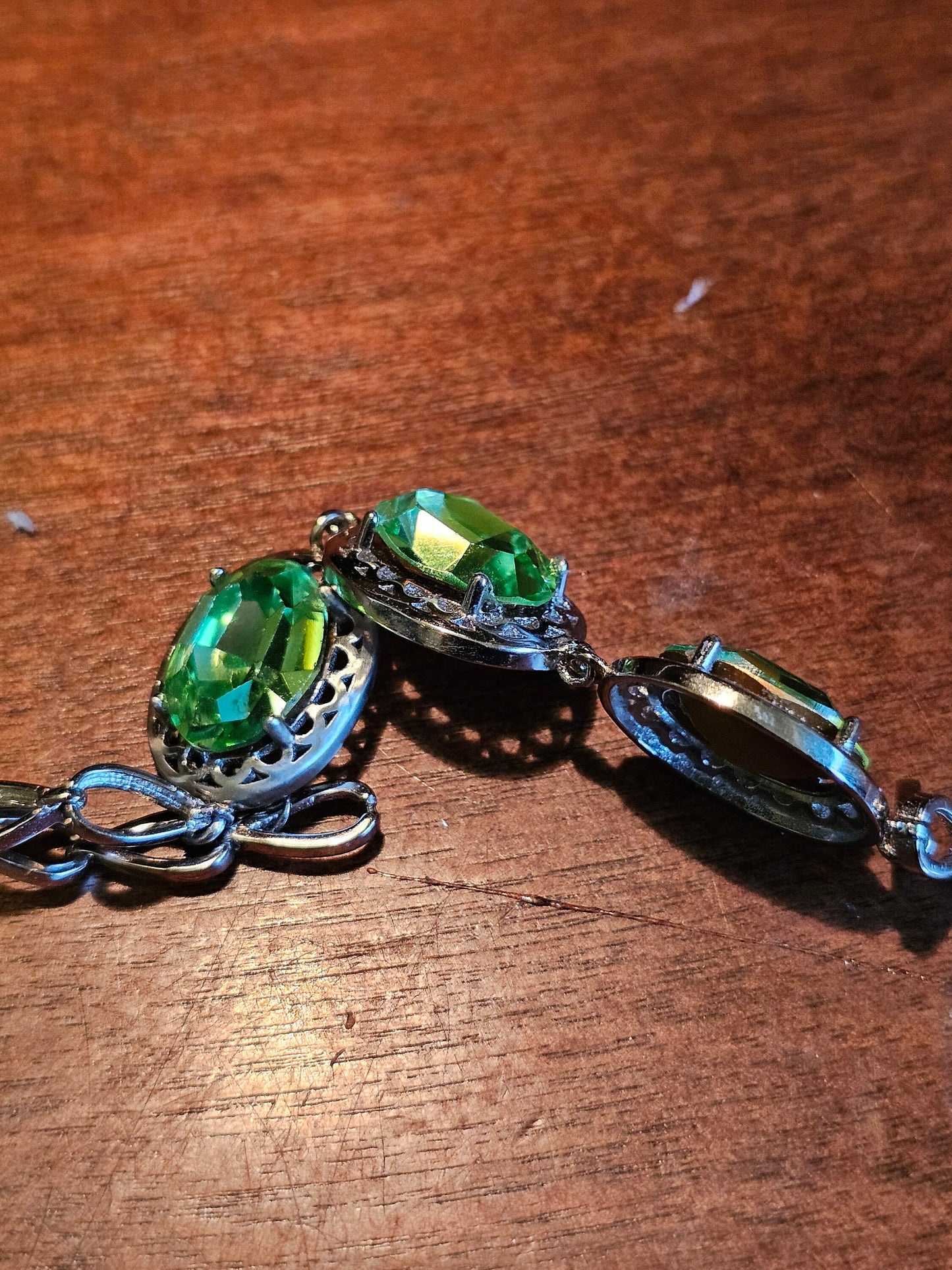 Bracelet en verre d'uranium neuf en argent sterling avec trois pierres ovales en verre d'uranium vintage de 14 x 10 mm qui brillent sous la lumière noire / UV