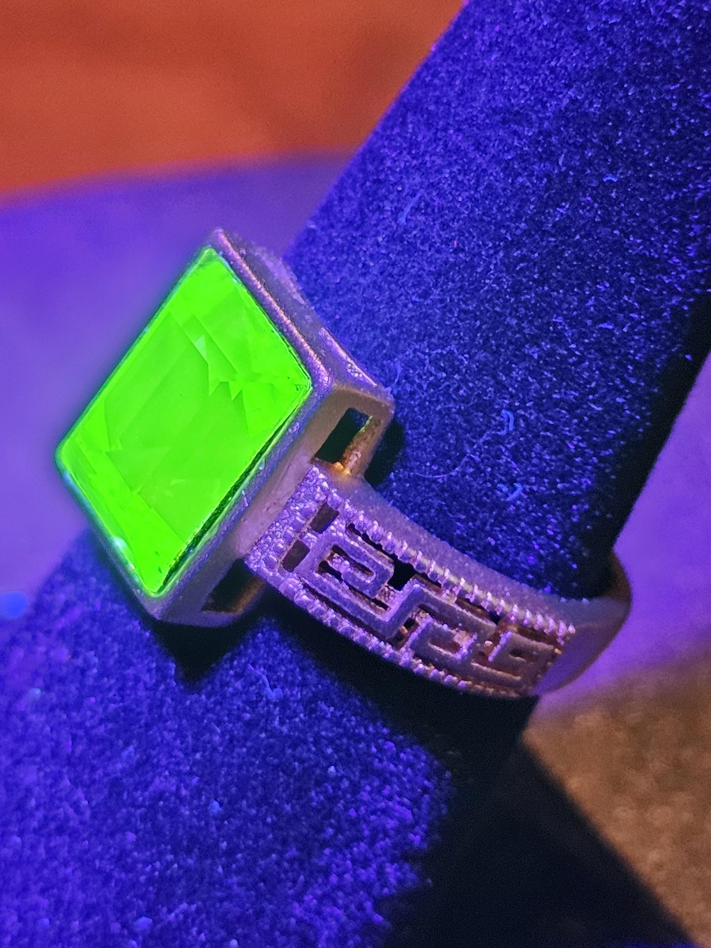 Bague réglable en verre d'uranium avec lunette montée grande pierre rectangulaire vintage en verre d'uranium de 10 x 8 mm qui brille sous la lumière noire / UV