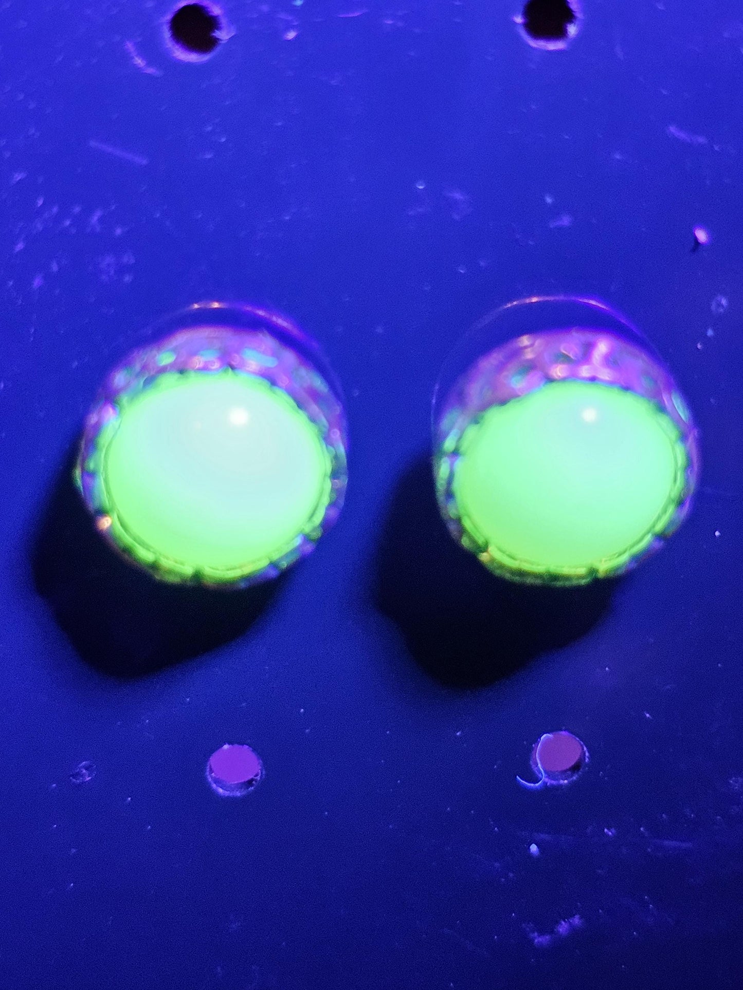 Boucles d'oreilles en verre d'uranium en argent sterling ou plaqué or avec des pierres de verre d'uranium rondes vintage de 7 mm qui brillent sous la lumière noire/UV