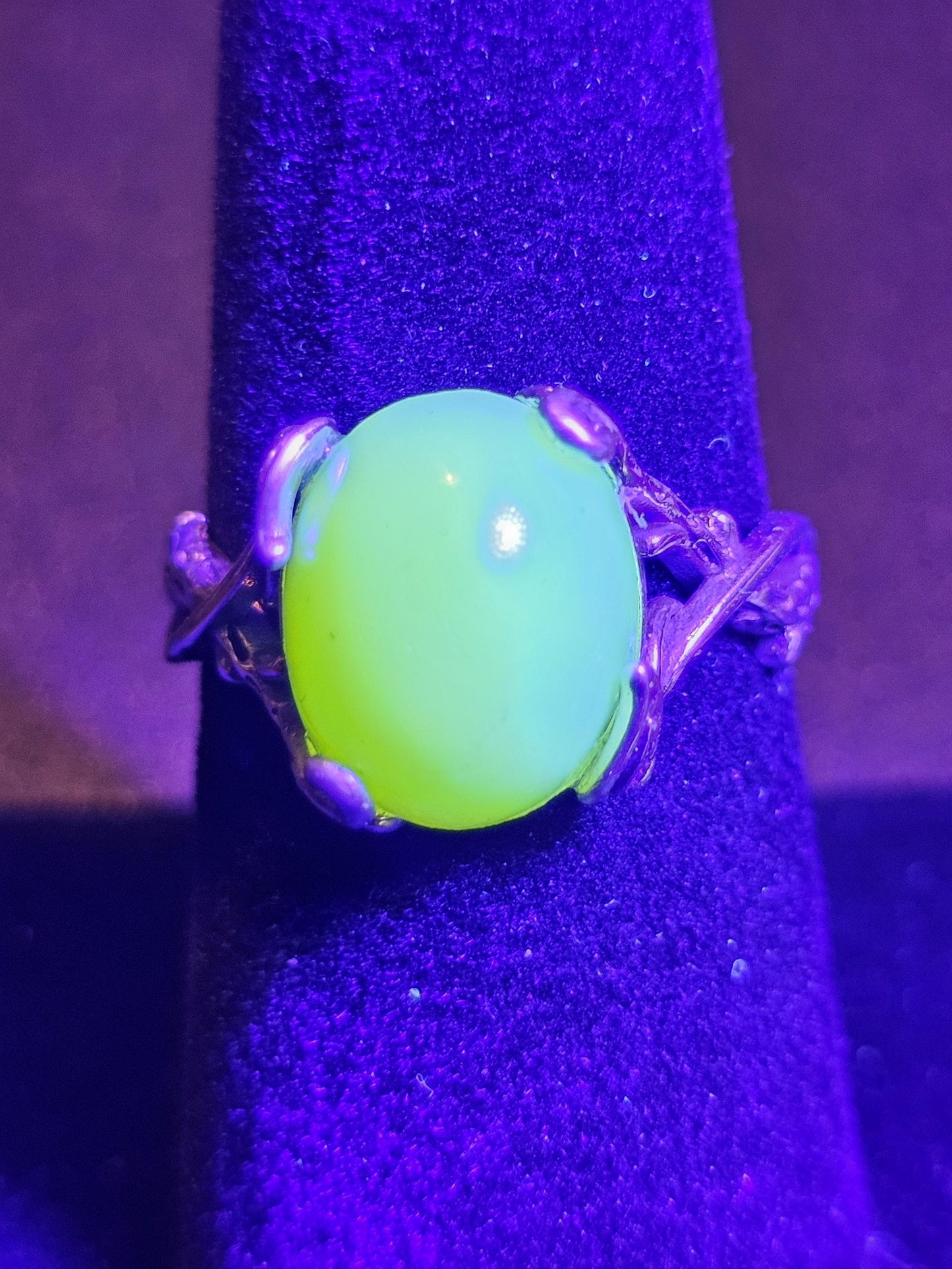 Bague réglable en verre d'uranium en argent sterling neuf avec une grande pierre de lune ovale en verre d'uranium vintage de 12 x 10 mm qui brille sous la lumière noire / UV