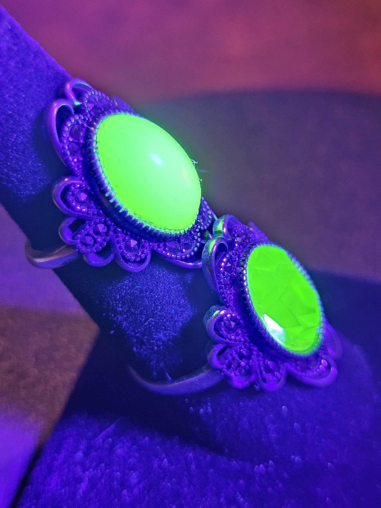 Verstellbarer Ring aus Uranglas im neuen Sterlingsilber-Vintage-Stil mit großem ovalen Vintage-Uranglasstein, der unter Schwarzlicht/UV-Licht leuchtet