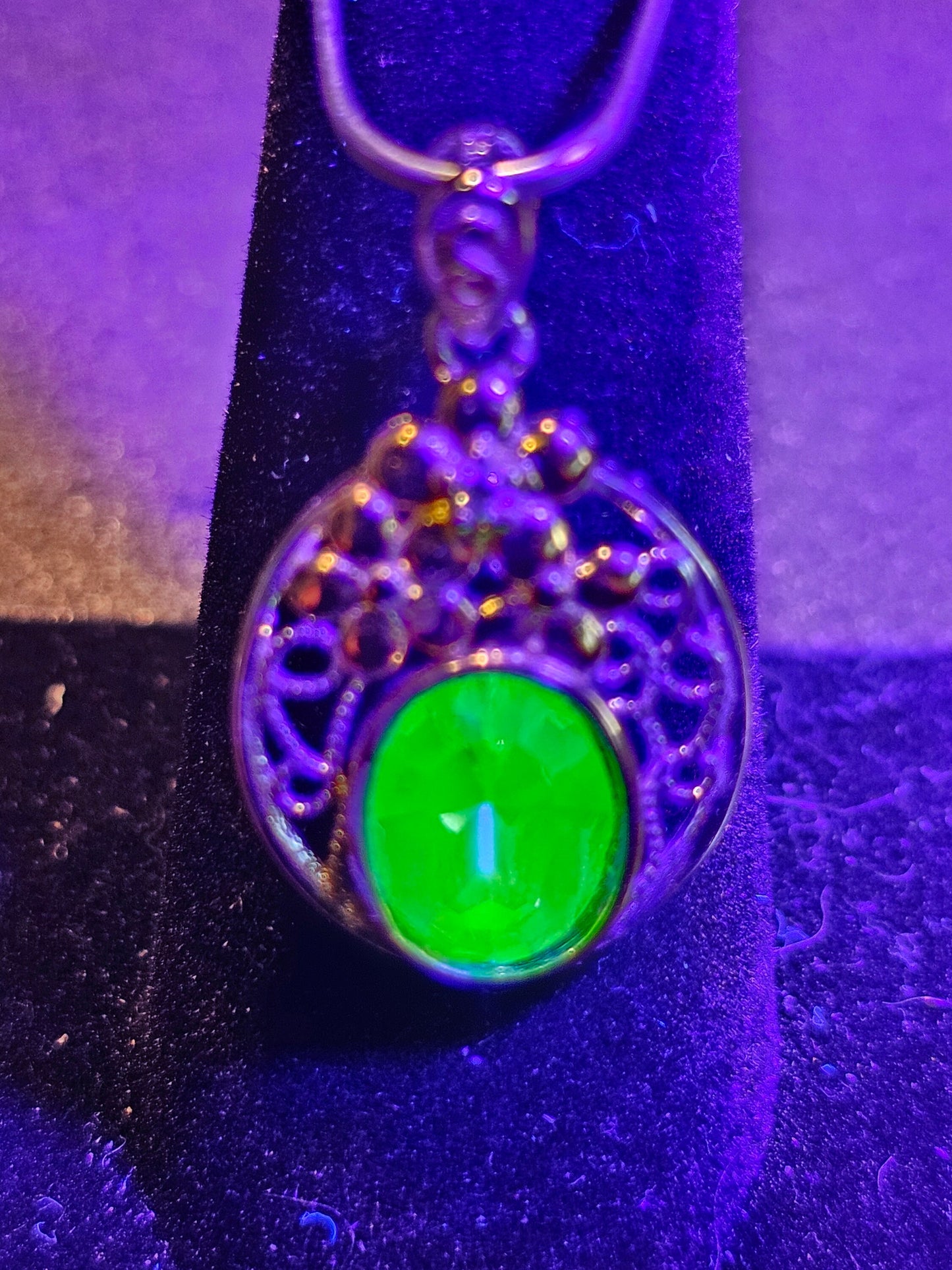 Pendentif en verre d'uranium en argent sterling neuf avec une pierre de verre d'uranium taille ovale vintage de 10 x 8 mm qui brille sous la lumière noire / UV