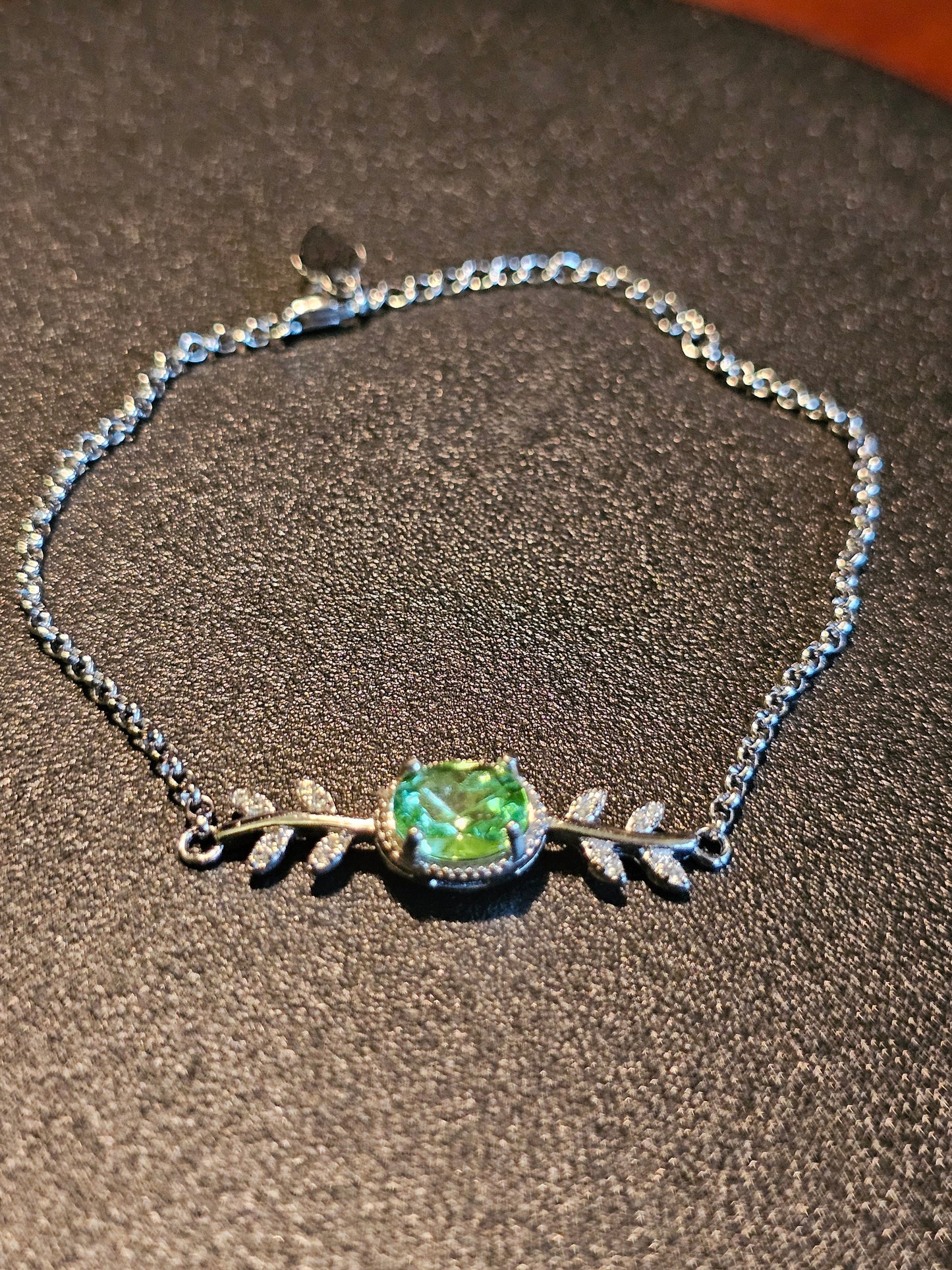 Bracelet en verre d'uranium neuf en argent sterling avec une pierre ovale en verre d'uranium vintage de 8x6 mm qui brille sous la lumière noire / UV