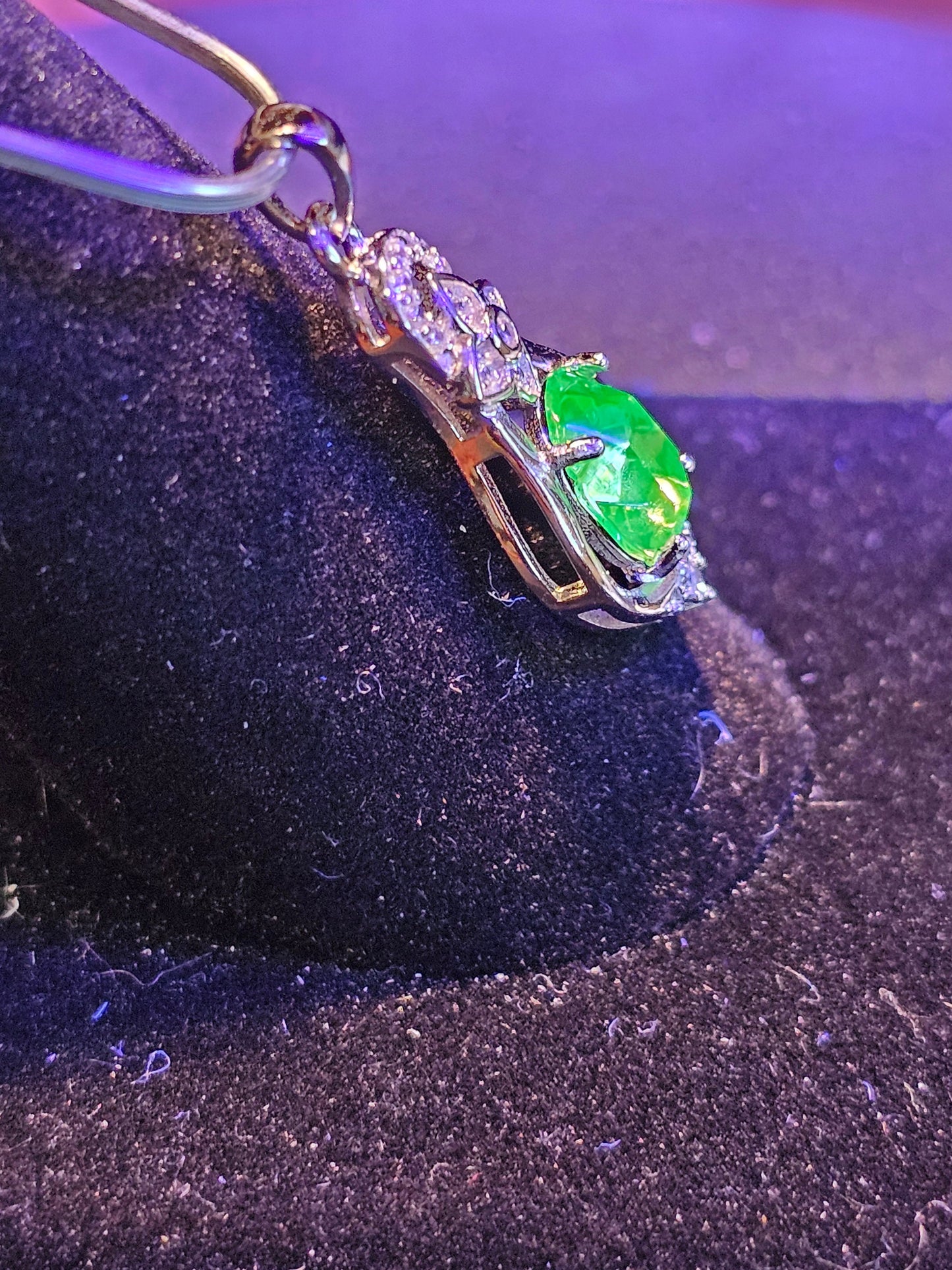Pendentif en verre d'uranium neuf en argent sterling avec une pierre de verre d'uranium vintage de taille ovale 8x6 ou 10x8 mm brille sous la lumière noire / UV