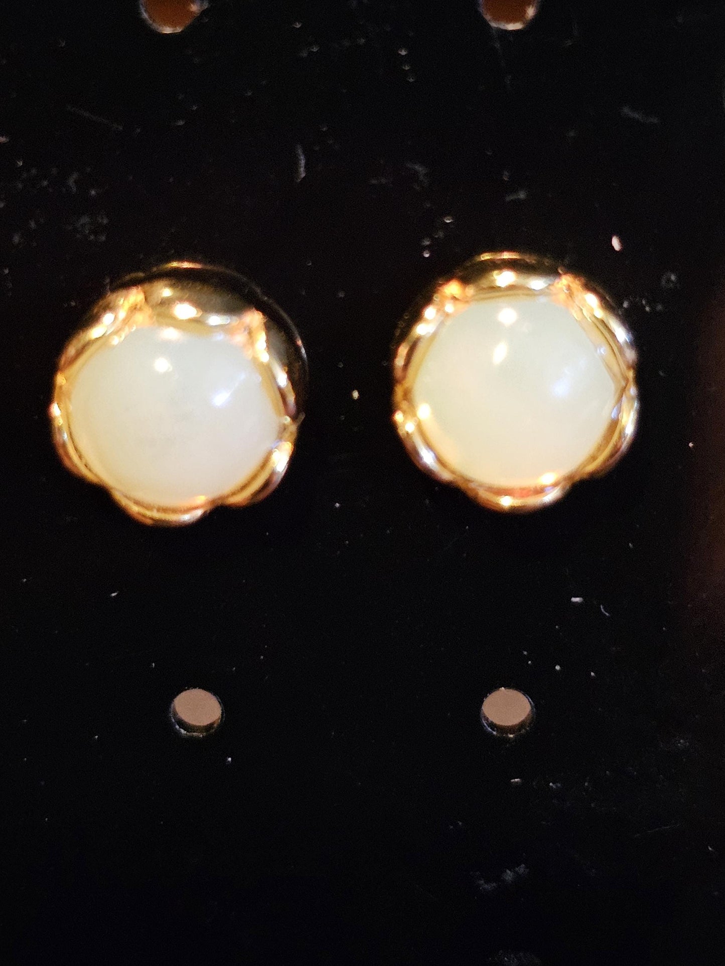 Boucles d'oreilles en verre d'uranium en argent sterling ou plaqué or avec des pierres de verre d'uranium rondes vintage de 7 mm qui brillent sous la lumière noire/UV