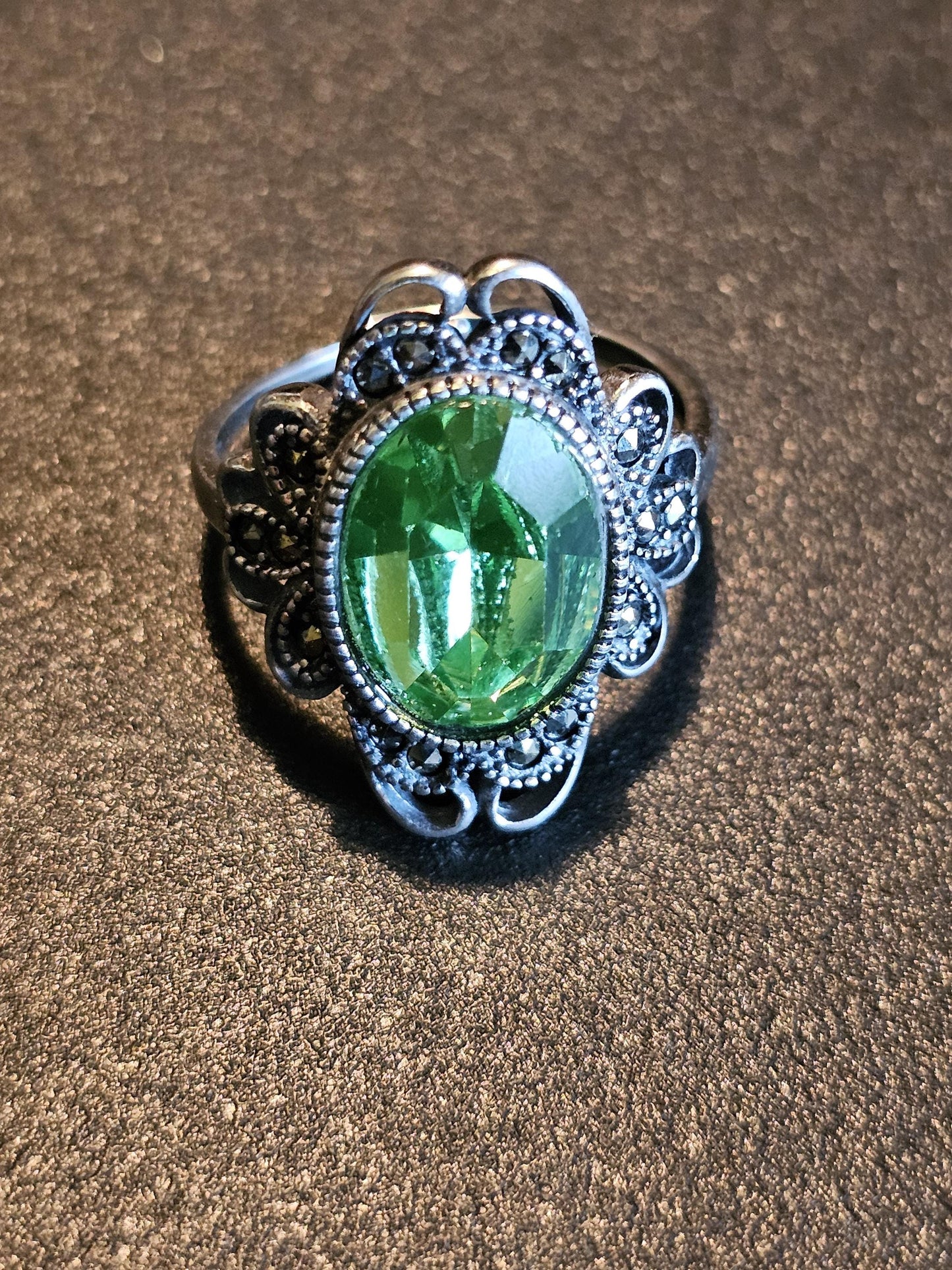 Verstellbarer Ring aus Uranglas im neuen Sterlingsilber-Vintage-Stil mit großem ovalen Vintage-Uranglasstein, der unter Schwarzlicht/UV-Licht leuchtet