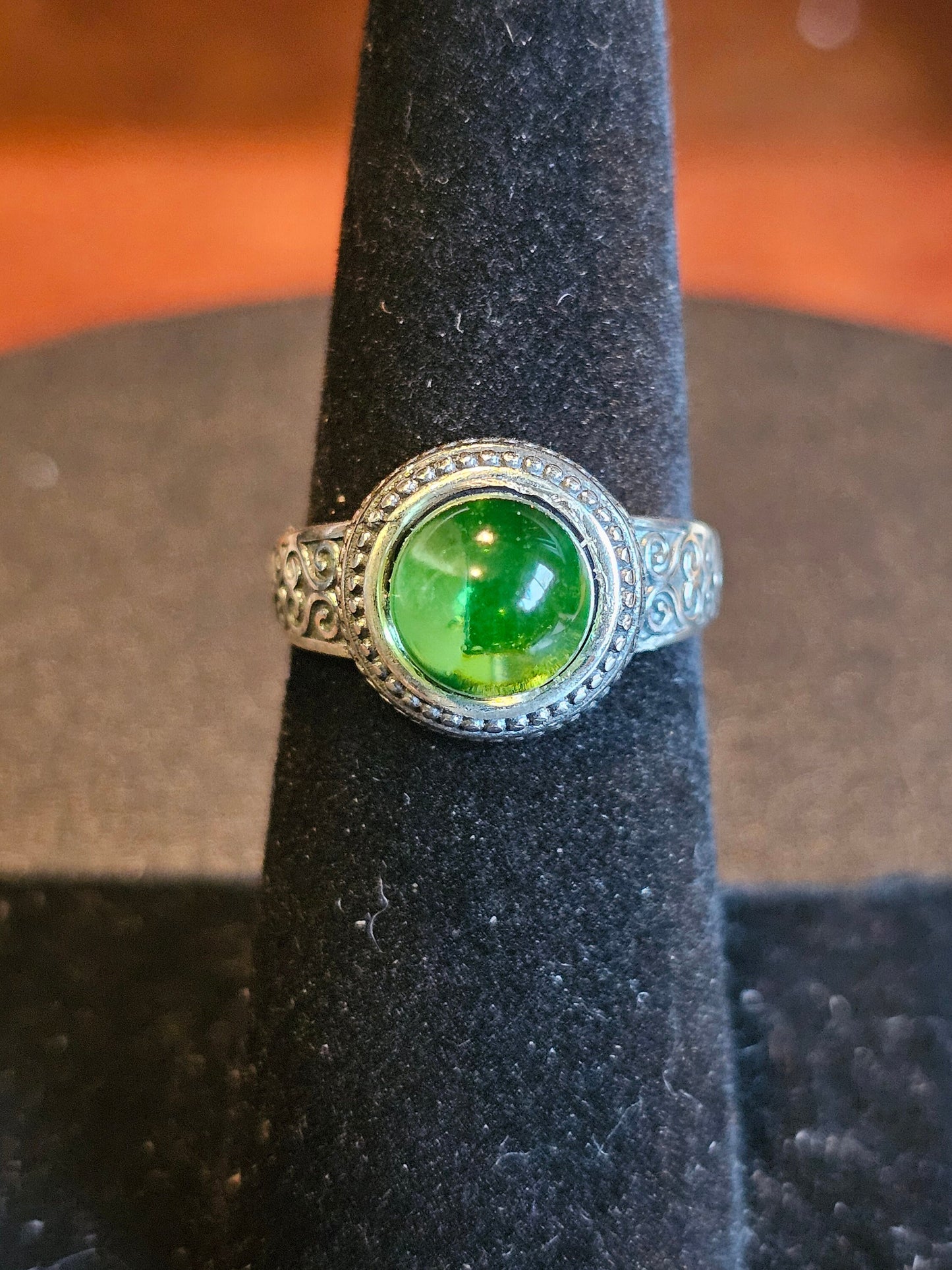 Bague réglable en verre d'uranium, en argent sterling neuf, avec une pierre de verre d'uranium ronde vintage qui brille sous la lumière noire / UV