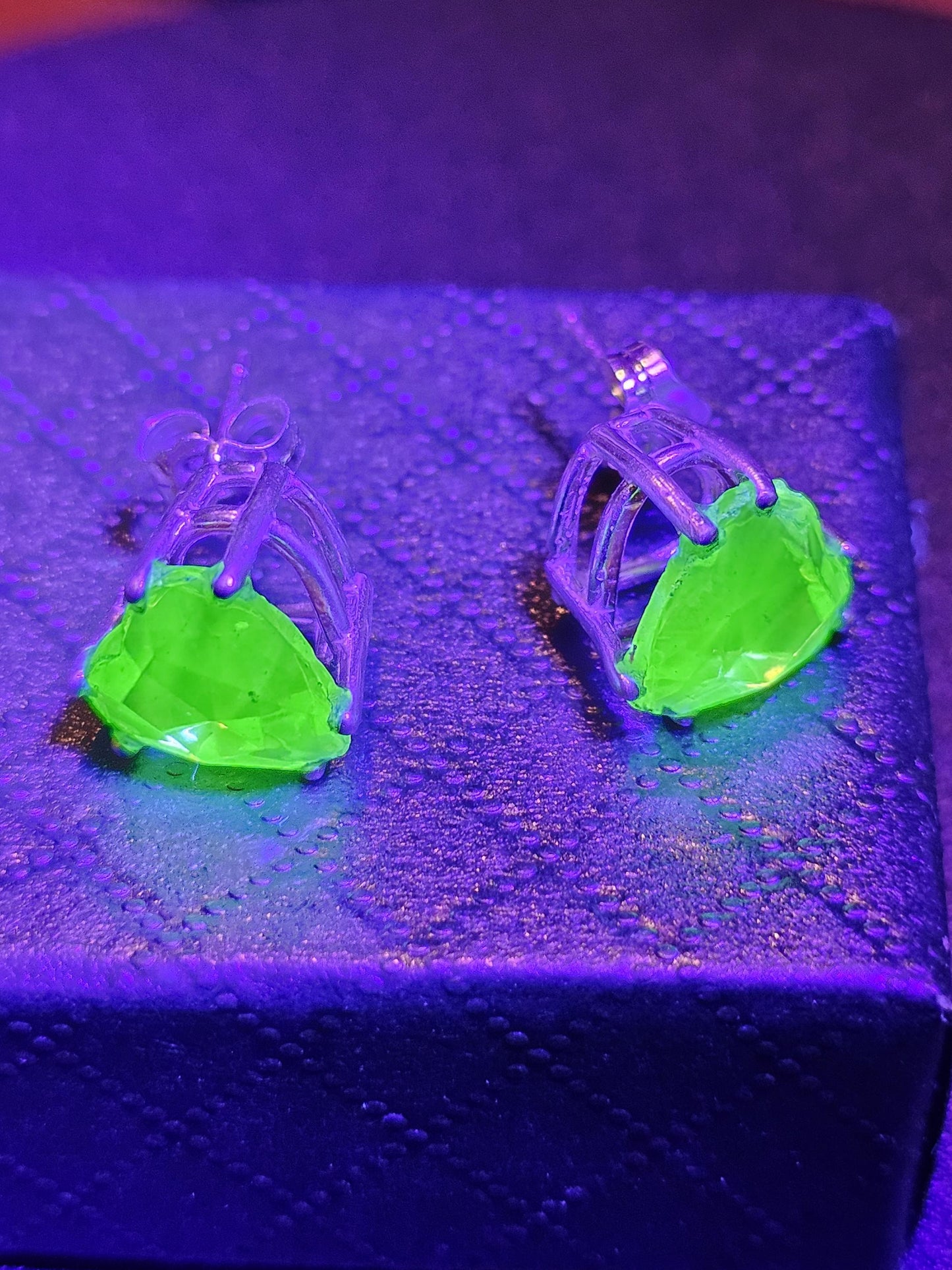 Boucles d'oreilles en verre d'uranium, en argent sterling neuf avec de grandes pierres en verre d'uranium taille cœur vintage de 10 x 9 mm, qui brillent sous la lumière noire/UV