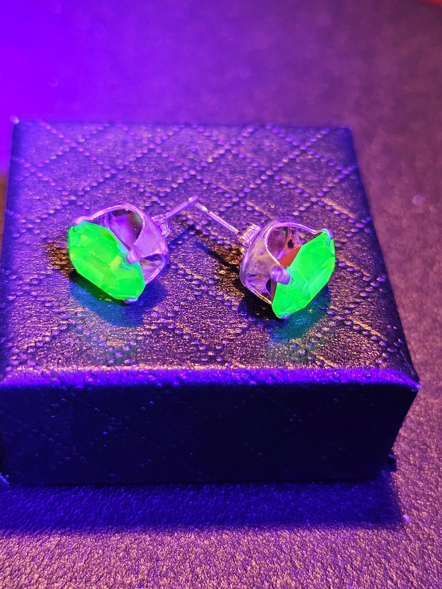 Boucles d'oreilles en verre d'uranium en argent sterling avec pierres en verre d'uranium taille ovale vintage qui brillent sous la lumière noire/UV