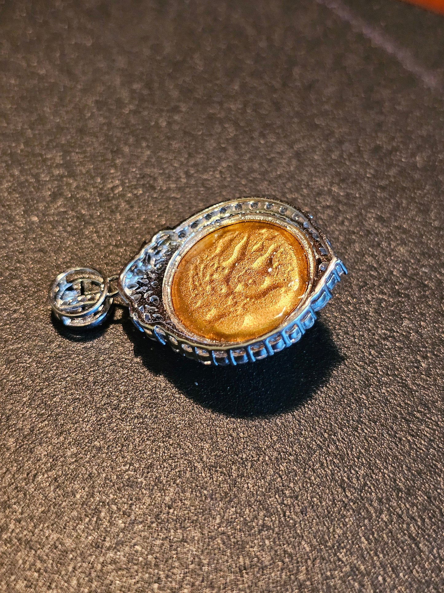 Pendentif en verre d'uranium neuf en argent sterling avec une grande pierre de verre d'uranium vintage de 18 mm à taille ronde cabochon qui brille sous la lumière noire / UV