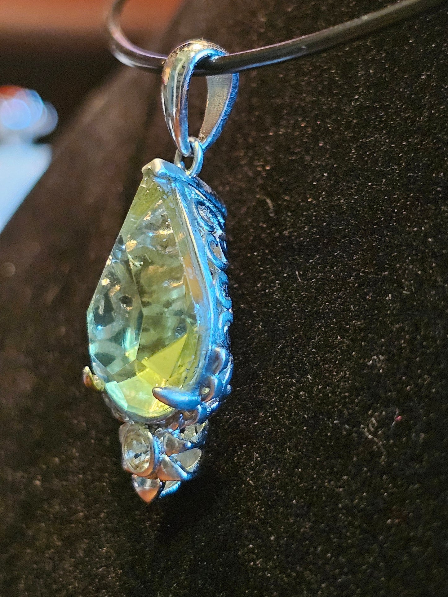 Pendentif en verre d'uranium en argent sterling neuf avec une grande pierre de verre d'uranium vintage taille poire de 18 x 13 mm qui brille sous la lumière noire / UV