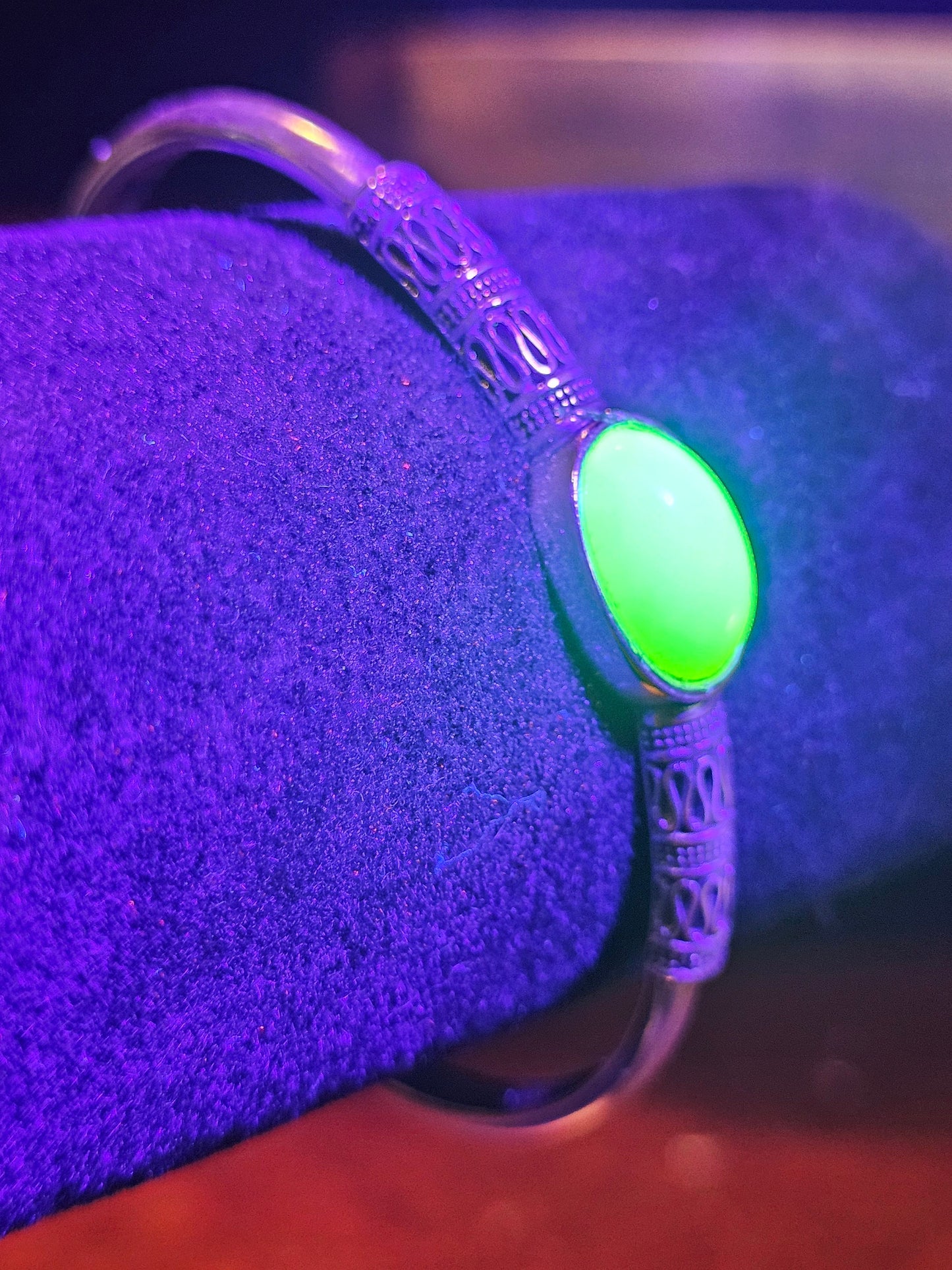 Bracelet en verre d'uranium en argent sterling massif neuf et avec une pierre ovale en verre d'uranium vintage 14x10 qui brille sous la lumière noire / UV