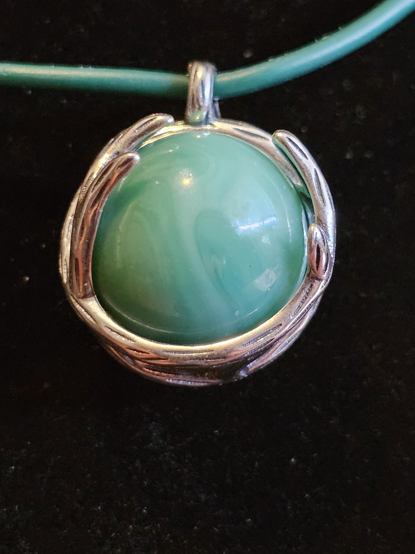 Pendentifs en verre d'uranium en argent sterling neuf avec des billes de verre d'uranium rondes vintage de 14 à 16 mm qui brillent sous la lumière noire / UV