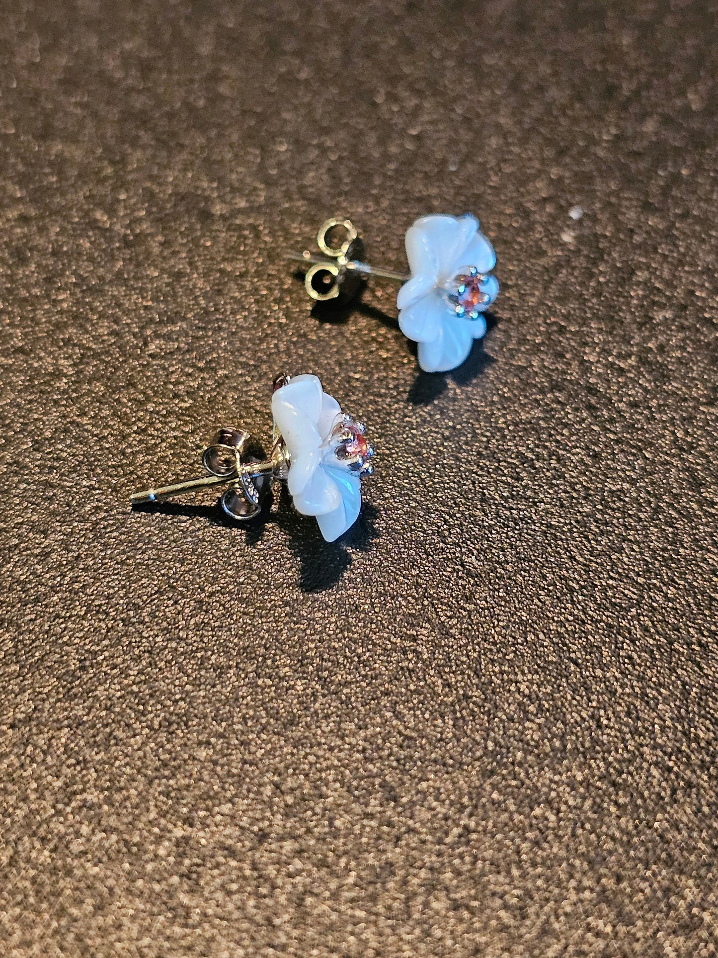 Boucles d'oreilles en verre d'uranium en argent sterling, motif floral avec pierres en verre d'uranium rose vintage, brille sous la lumière noire/UV