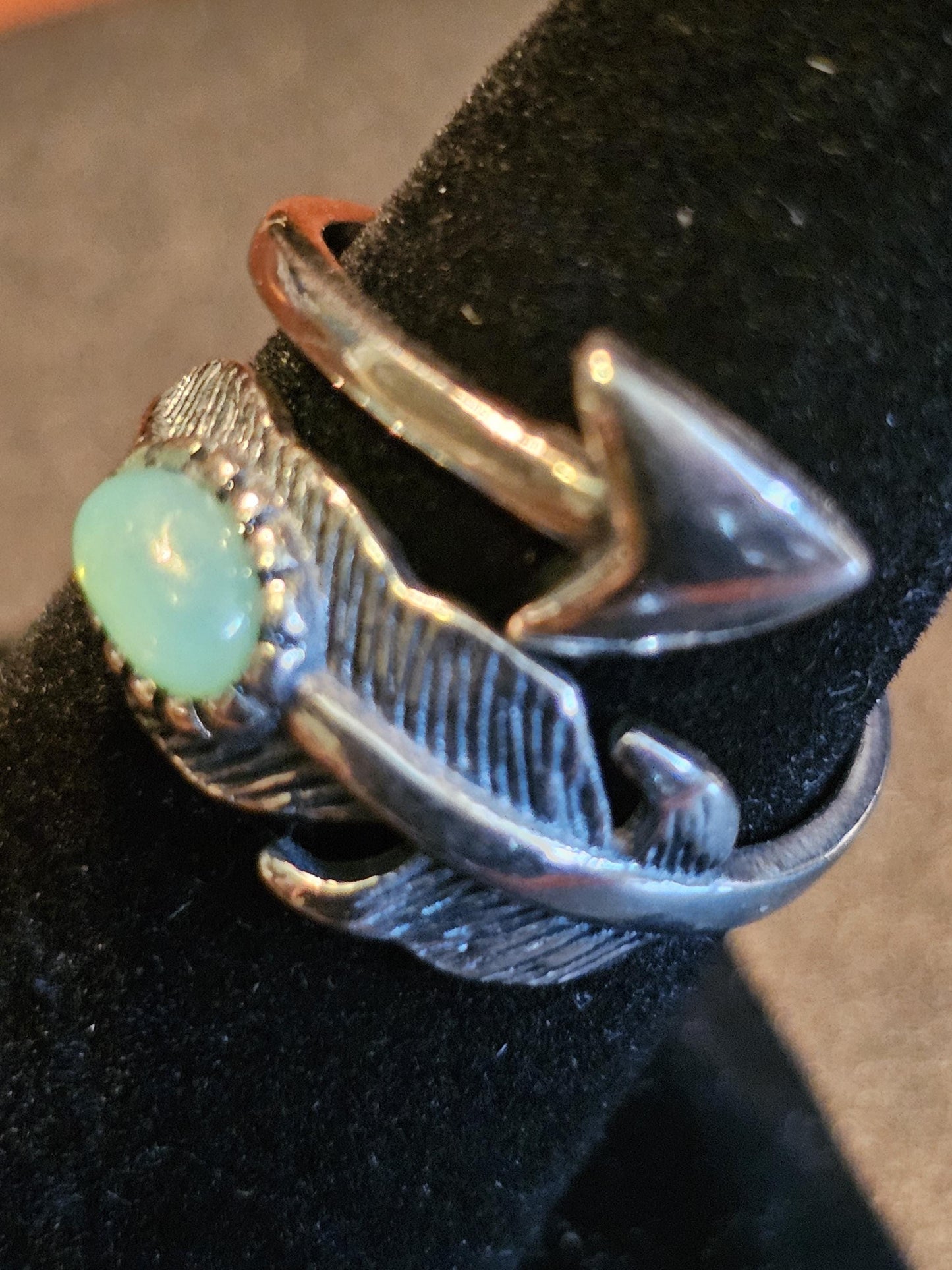 Bague réglable en verre d'uranium en argent sterling avec dessus lisse vintage. La pierre ovale en verre d'uranium vert ou blanc brille sous la lumière noire / UV