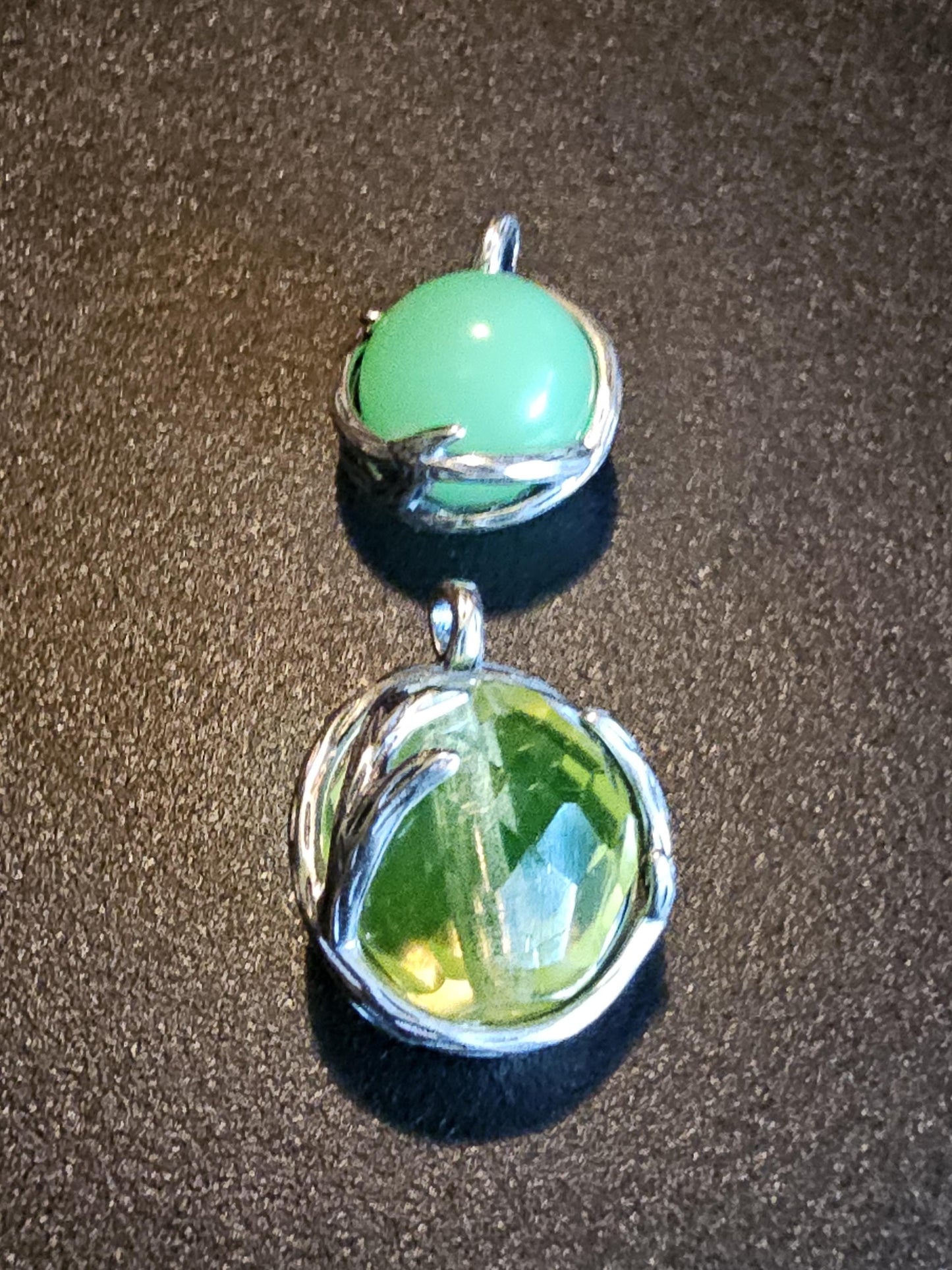 Pendentifs en verre d'uranium en argent sterling neuf avec des perles rondes en verre d'uranium vintage de 14 ou 16 mm qui brillent sous la lumière noire / UV