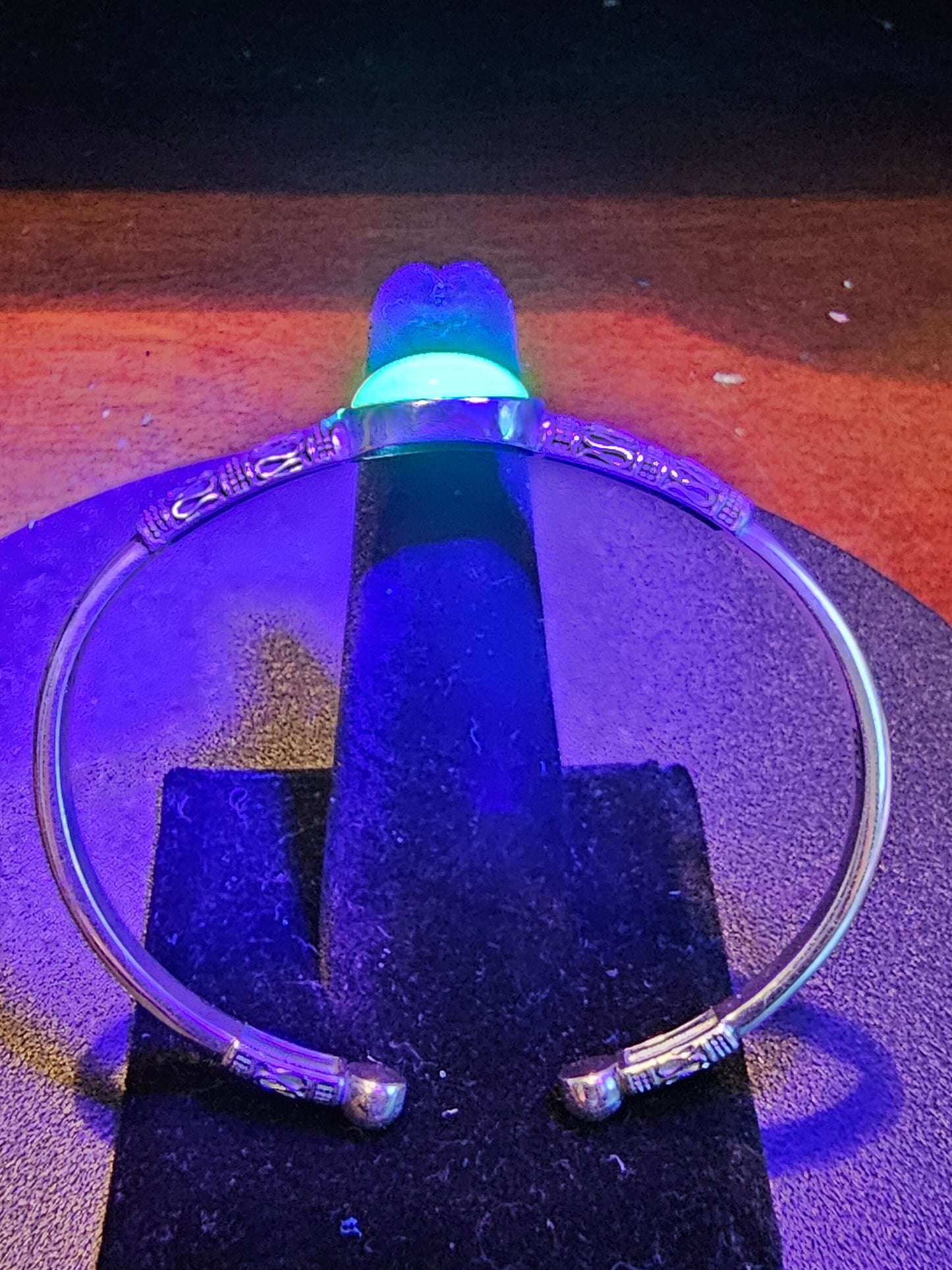 Bracelet en verre d'uranium en argent sterling massif neuf et avec une pierre ovale en verre d'uranium vintage 14x10 qui brille sous la lumière noire / UV