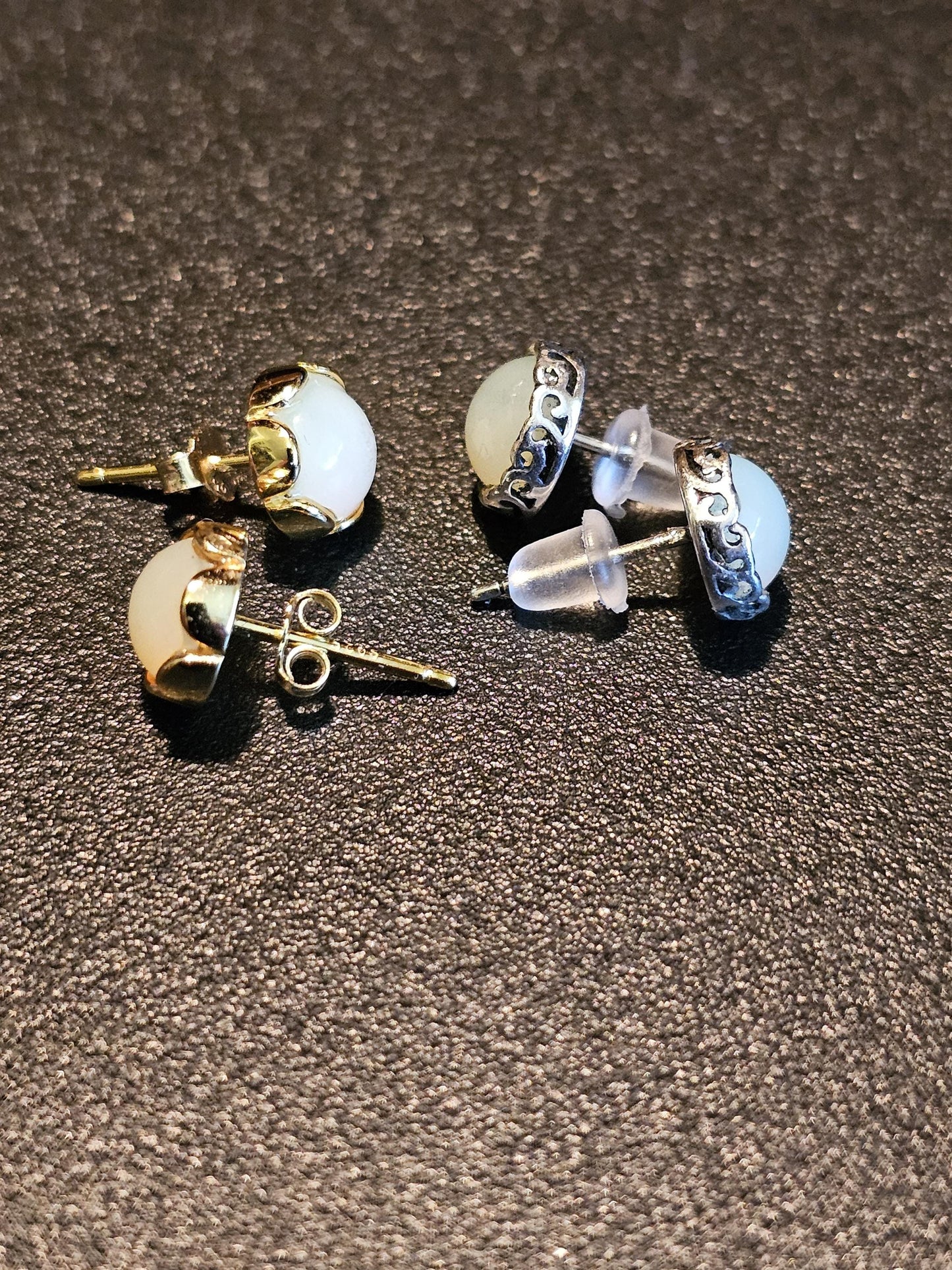Boucles d'oreilles en verre d'uranium en argent sterling ou plaqué or avec des pierres de verre d'uranium rondes vintage de 7 mm qui brillent sous la lumière noire/UV