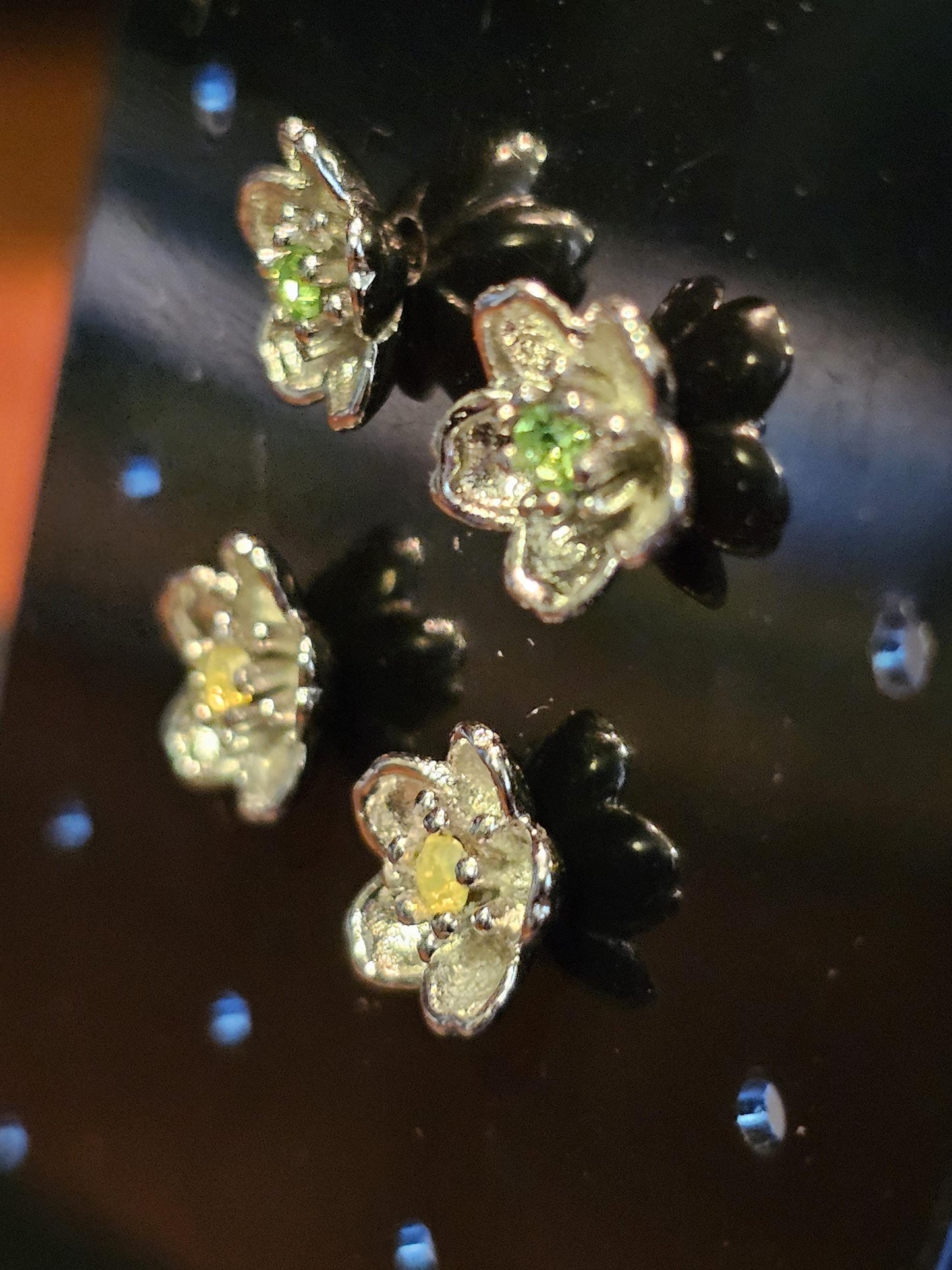 Boucles d'oreilles en verre d'uranium en argent sterling avec un nouveau design de fleur avec des pierres rondes en verre d'uranium jaune vintage de 2 mm qui brillent sous la lumière noire/UV
