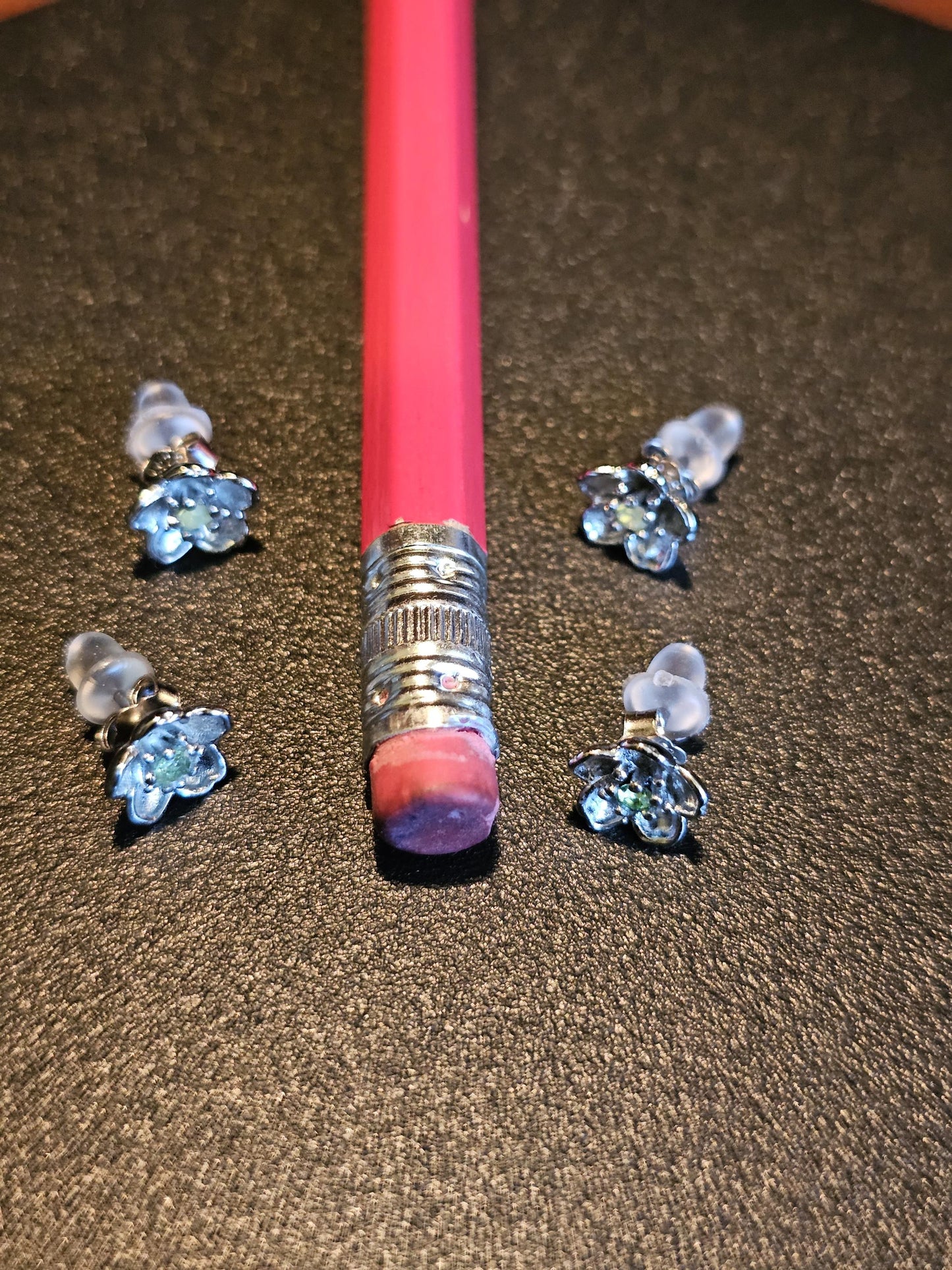 Boucles d'oreilles en verre d'uranium en argent sterling avec un nouveau design de fleur avec des pierres rondes en verre d'uranium jaune vintage de 2 mm qui brillent sous la lumière noire/UV