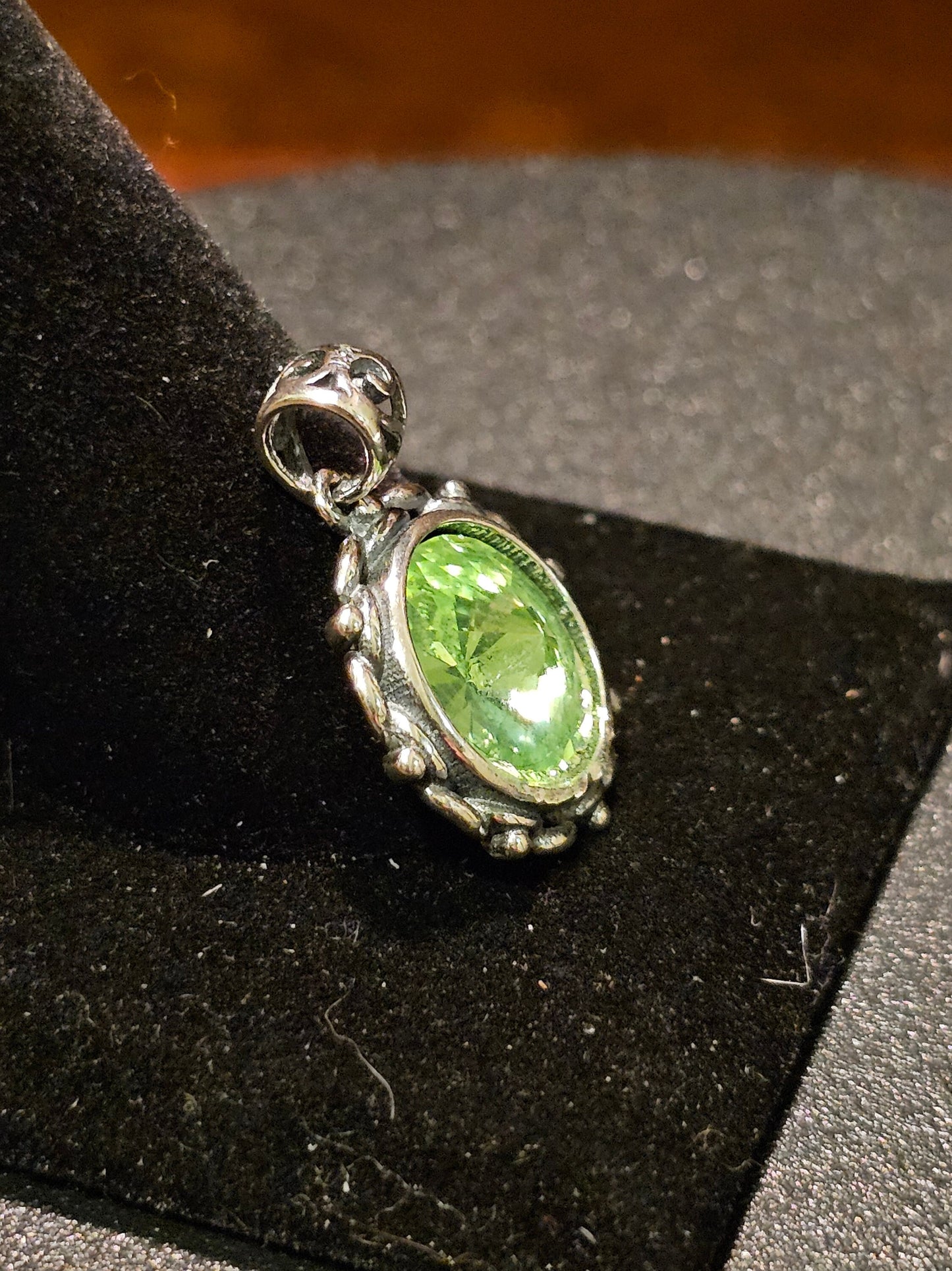 Pendentif en verre d'uranium de style vintage en argent sterling neuf avec une pierre de verre d'uranium ronde vintage de 12 mm qui brille sous la lumière noire / UV