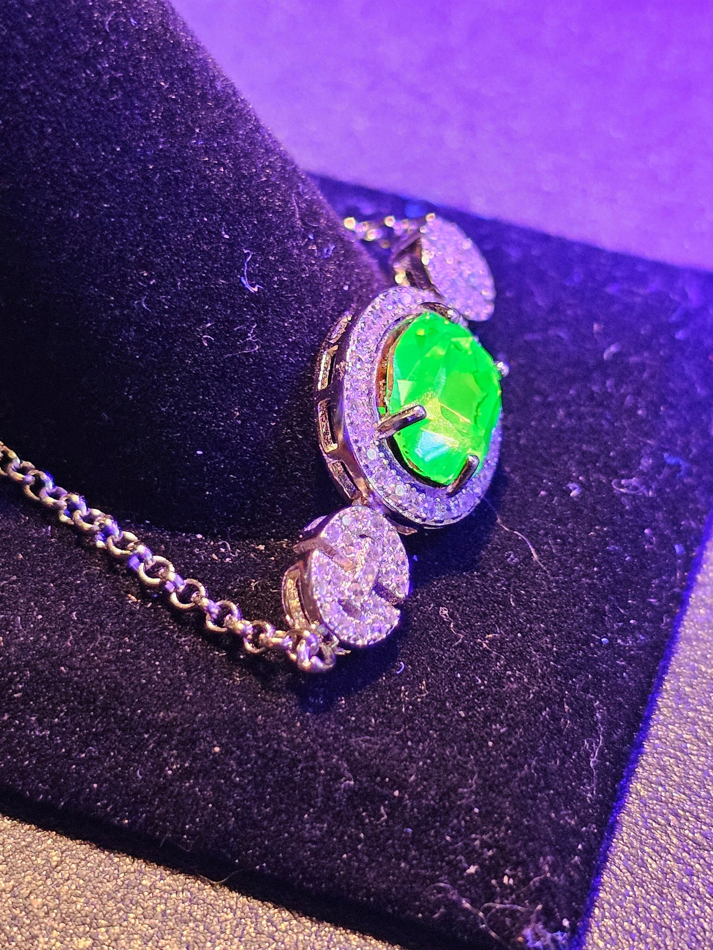Bracelet en verre d'uranium neuf en argent sterling avec une pierre ovale en verre d'uranium vintage qui brille sous la lumière noire / UV