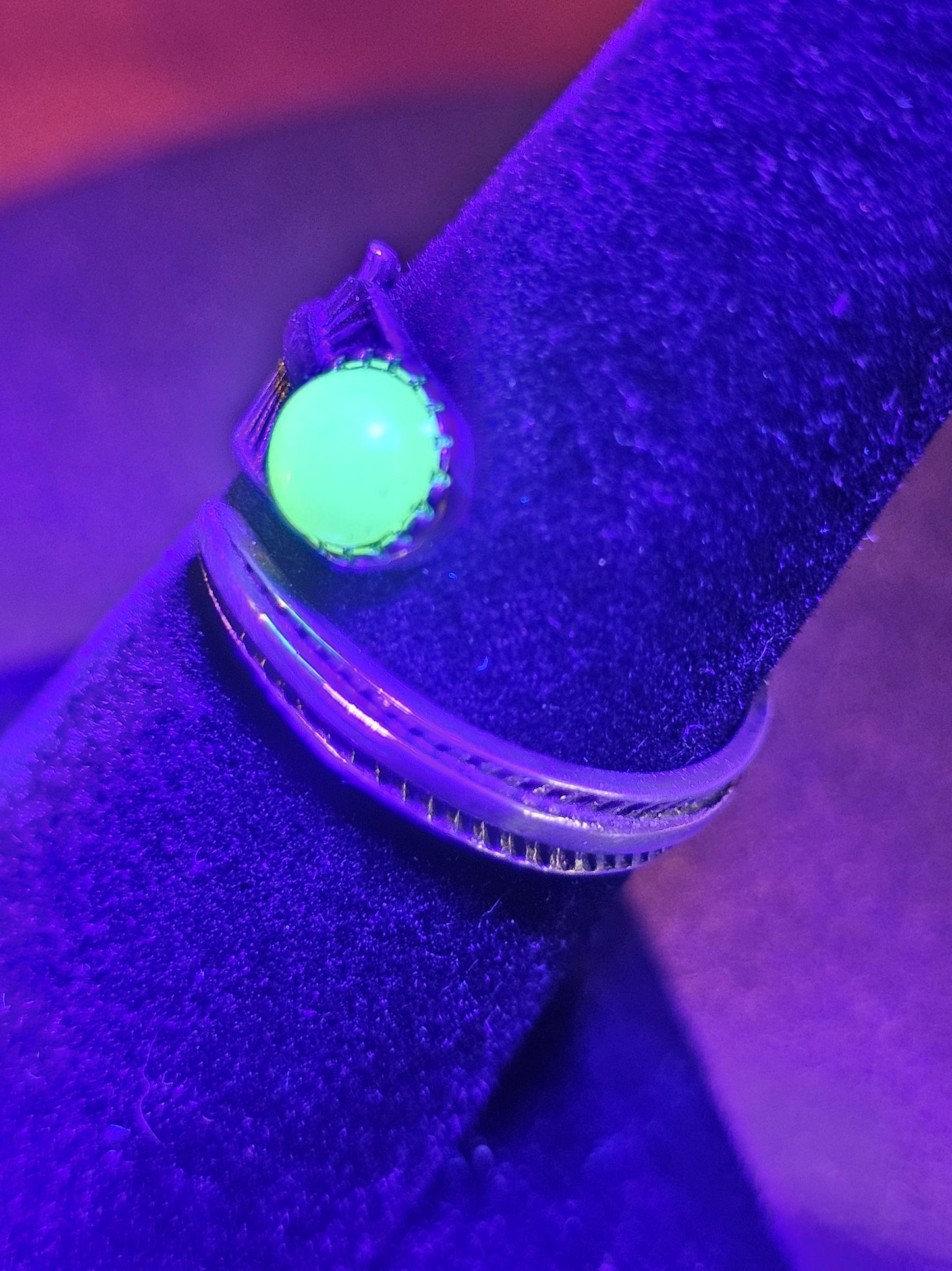 Bague ajustable en verre d'uranium, argent sterling, taille ronde, 5 mm, couleur opale, vintage, pierres en verre d'uranium qui brillent sous la lumière noire / UV
