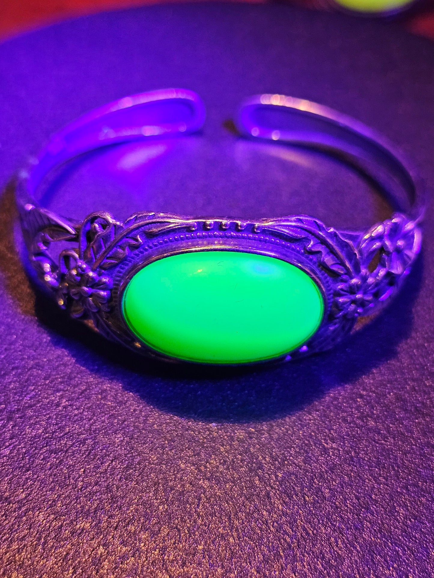 Bracelets en verre d'uranium neufs en argent sterling avec pierres ovales en verre d'uranium vintage de 25 x 18 mm qui brillent sous la lumière noire / UV