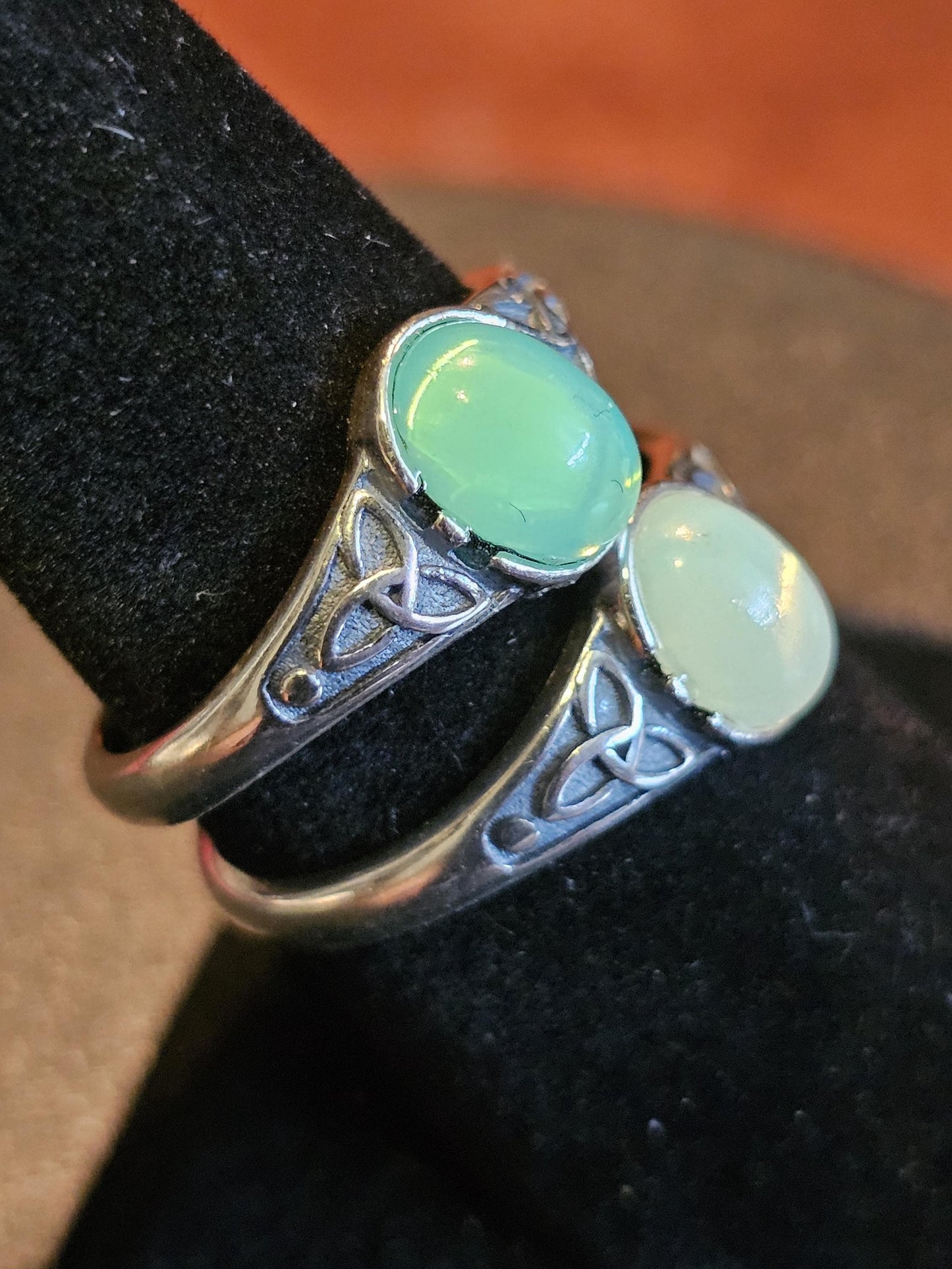 Bague réglable en verre d'uranium en argent sterling avec dessus lisse vintage. La pierre ovale en verre d'uranium vert ou blanc brille sous la lumière noire / UV