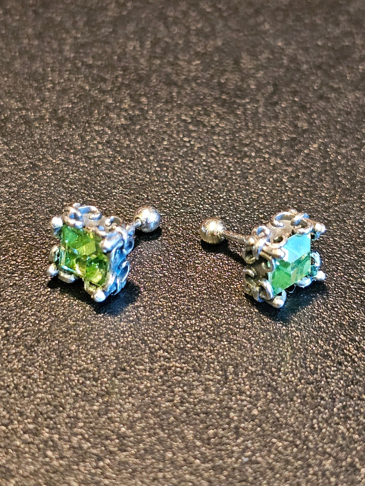 Boucles d'oreilles en verre d'uranium de style vintage en argent sterling neuf avec pierres en verre d'uranium taille princesse vintage, 6 mm brille sous la lumière noire/UV