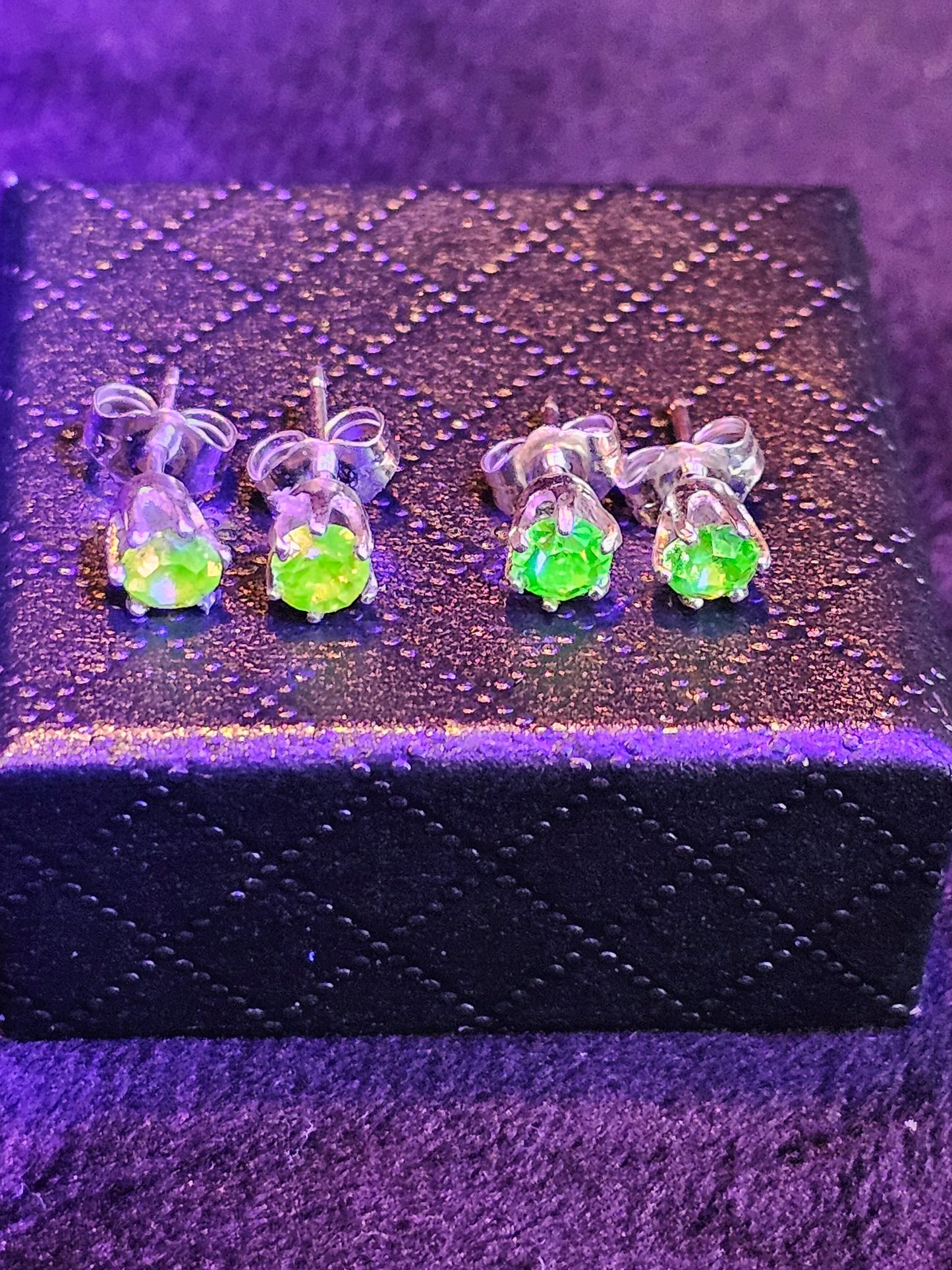 Boucles d'oreilles en verre d'uranium en argent sterling neuf avec des pierres en verre d'uranium vintage vert jaune ou rose rares, brillent sous la lumière noire/UV