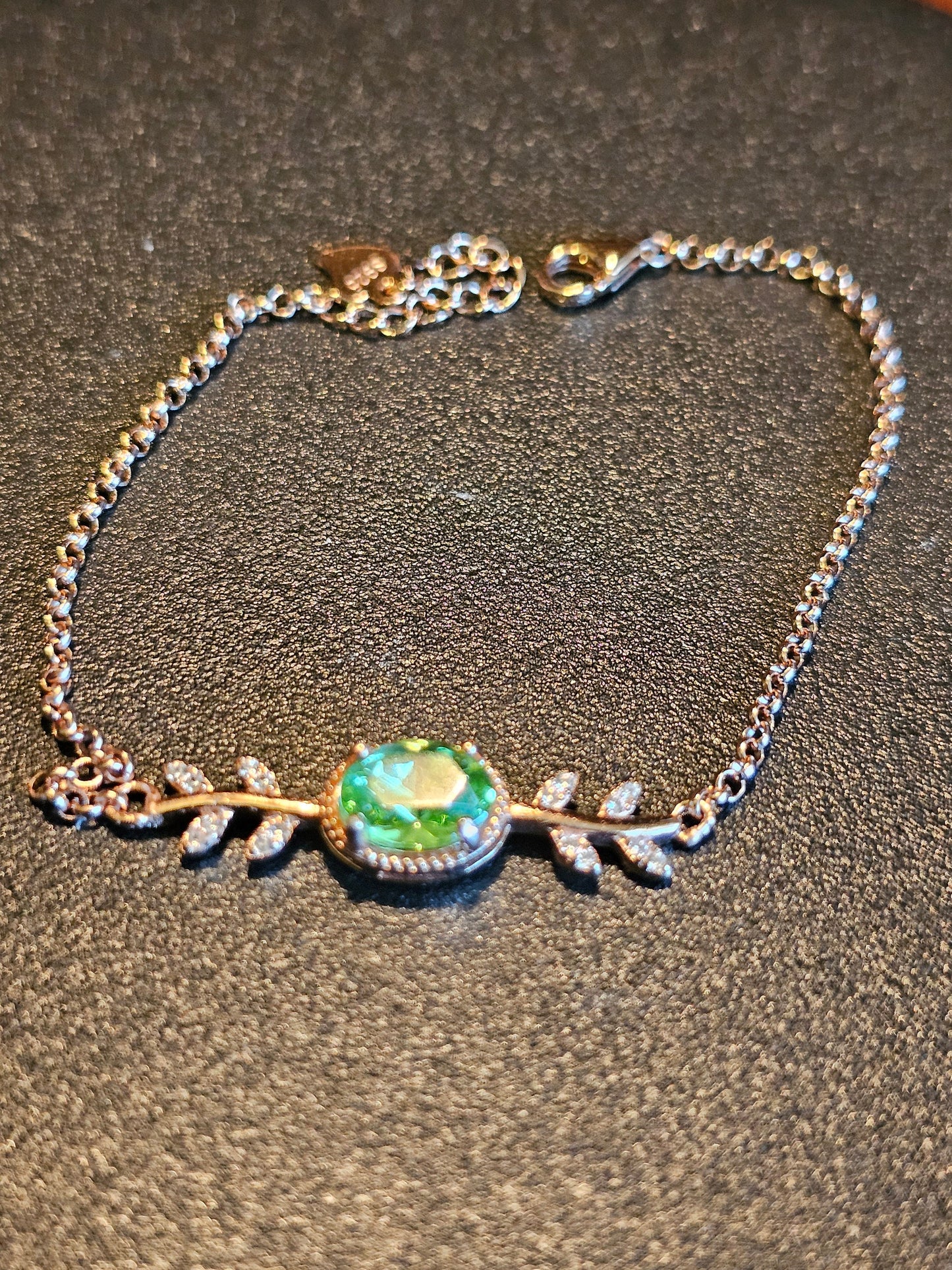 Bracelet en verre d'uranium neuf en argent sterling avec une pierre ovale en verre d'uranium vintage de 8x6 mm qui brille sous la lumière noire / UV