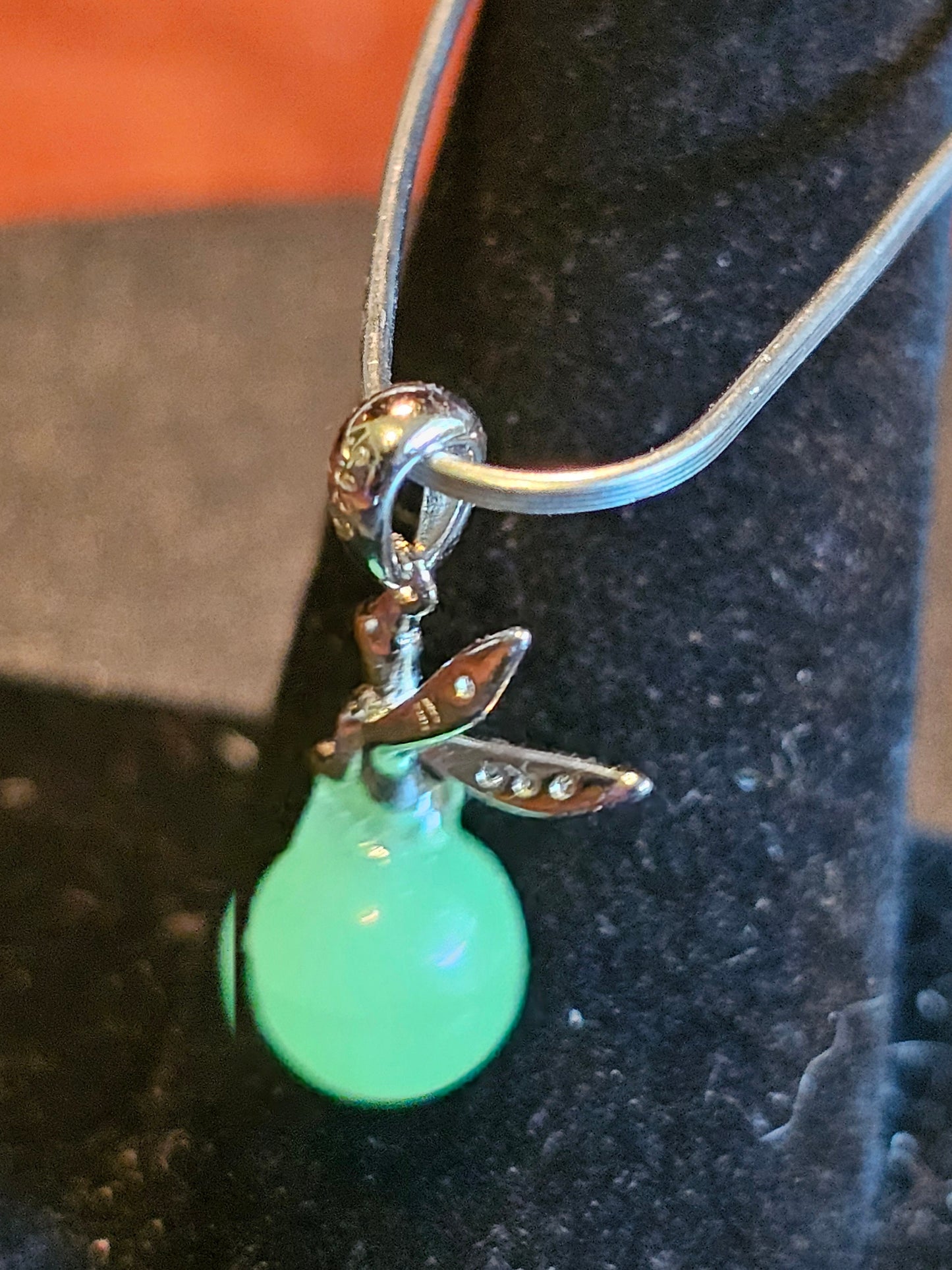 Pendentif en verre d'uranium dans un nouveau design de fée en argent sterling avec une perle vintage de 8 mm en verre d'uranium qui brille sous la lumière noire / UV