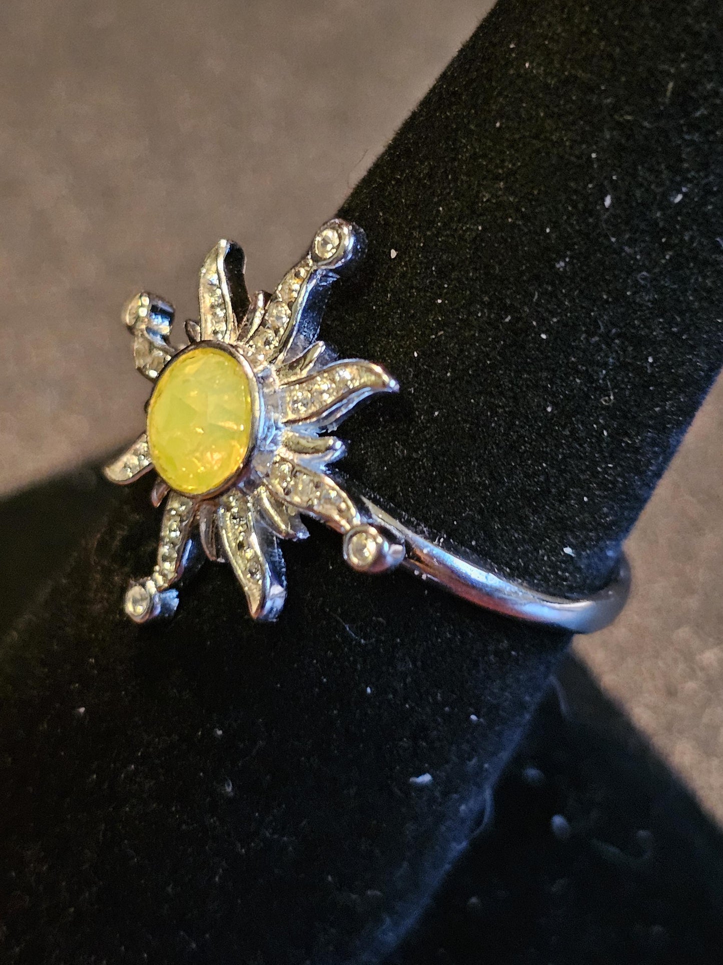 Bague tournesol réglable en verre d'uranium, en argent sterling neuf avec pierres rondes en verre d'uranium vintage de 8 mm qui brillent sous la lumière noire / UV