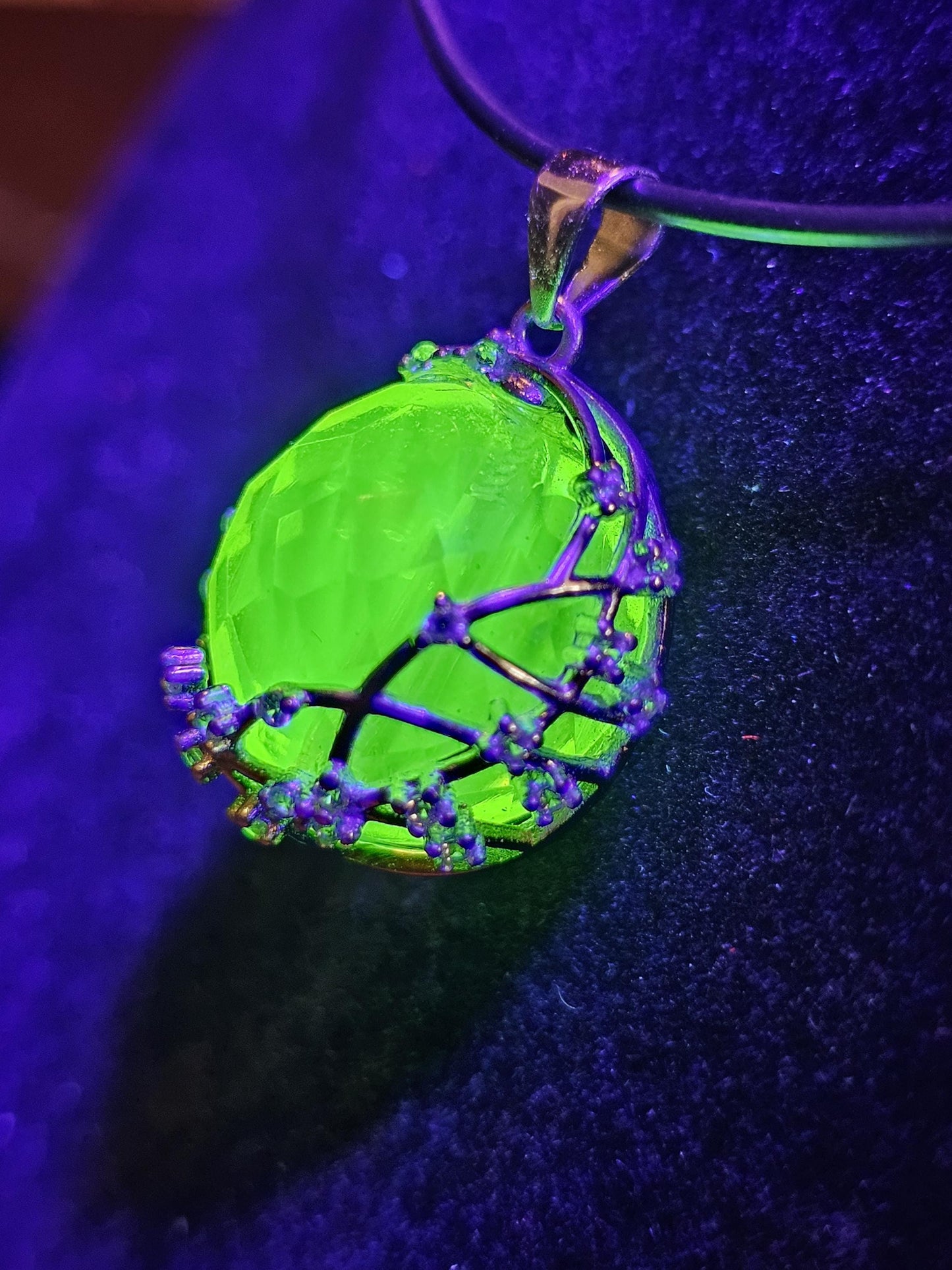 Pendentif en verre d'uranium en argent sterling neuf avec une énorme perle ronde en verre d'uranium tchécoslovaque de 16 mm qui brille sous la lumière noire / UV