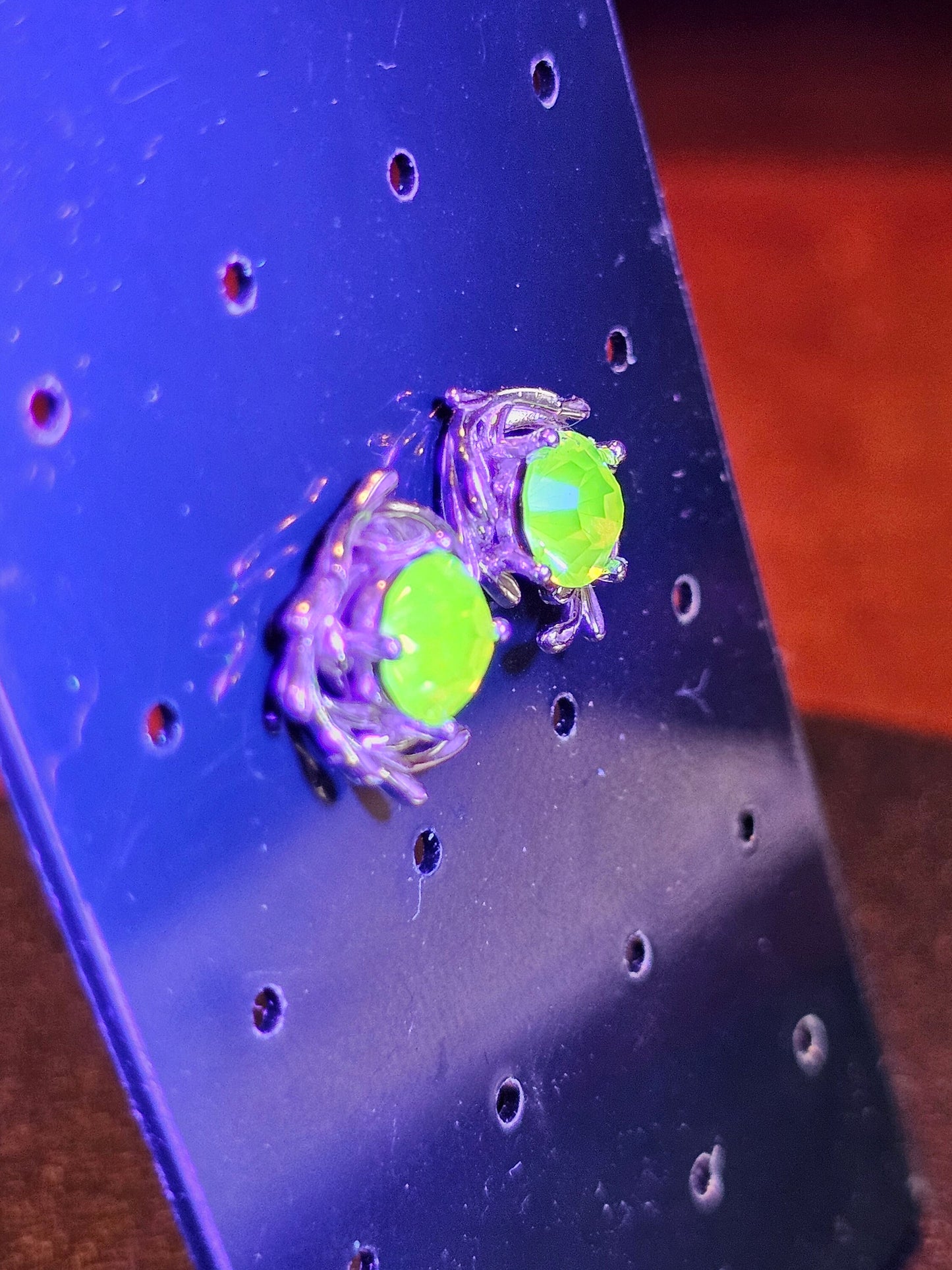 Boucles d'oreilles en verre d'uranium en argent sterling neuf avec pierres de verre d'uranium rose rares de taille ronde vintage de 6 mm qui brillent sous la lumière noire/UV