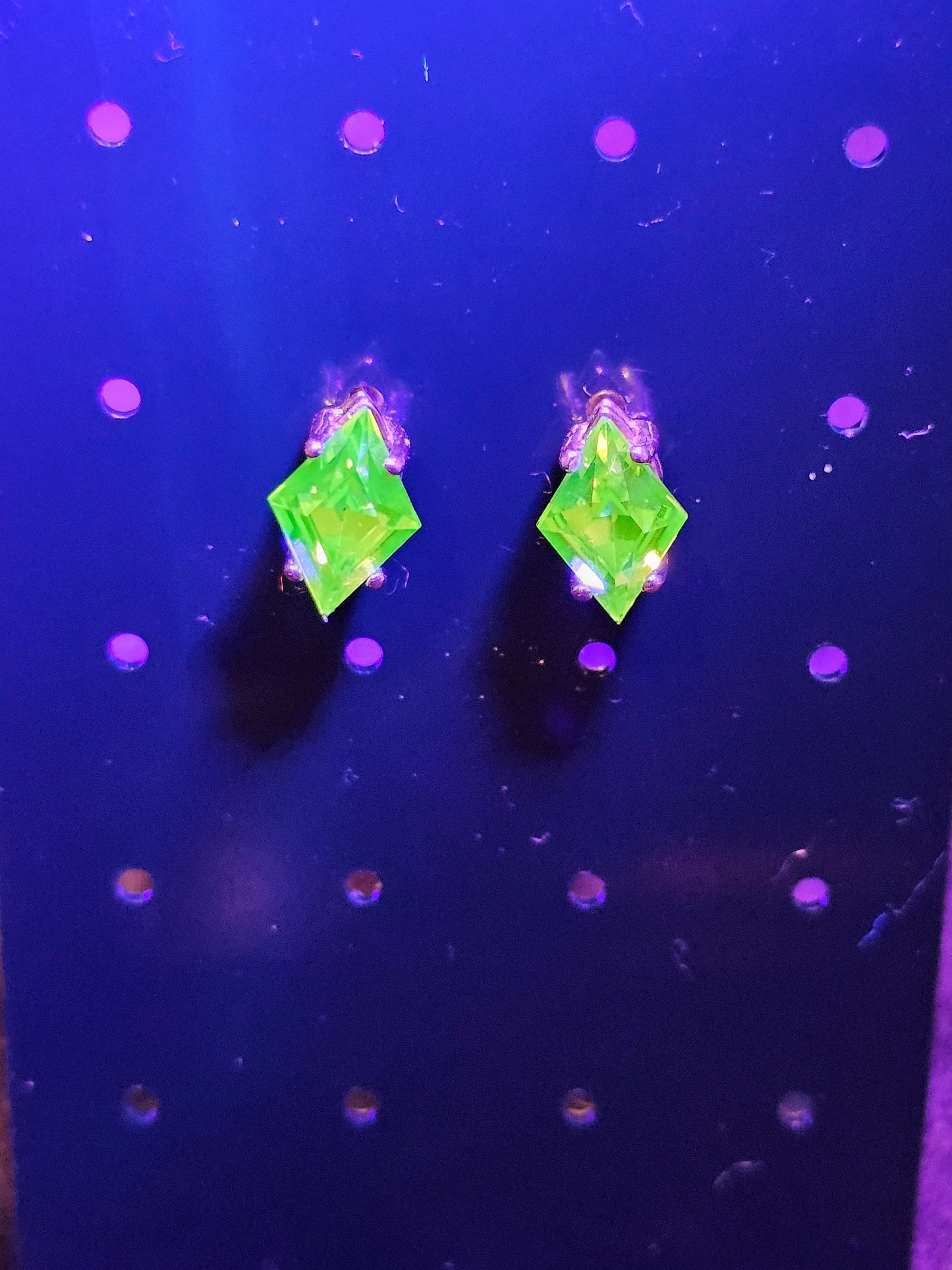 Boucles d'oreilles en verre d'uranium en argent sterling neuf avec pierres en verre d'uranium taille cerf-volant vintage, brille sous la lumière noire/UV