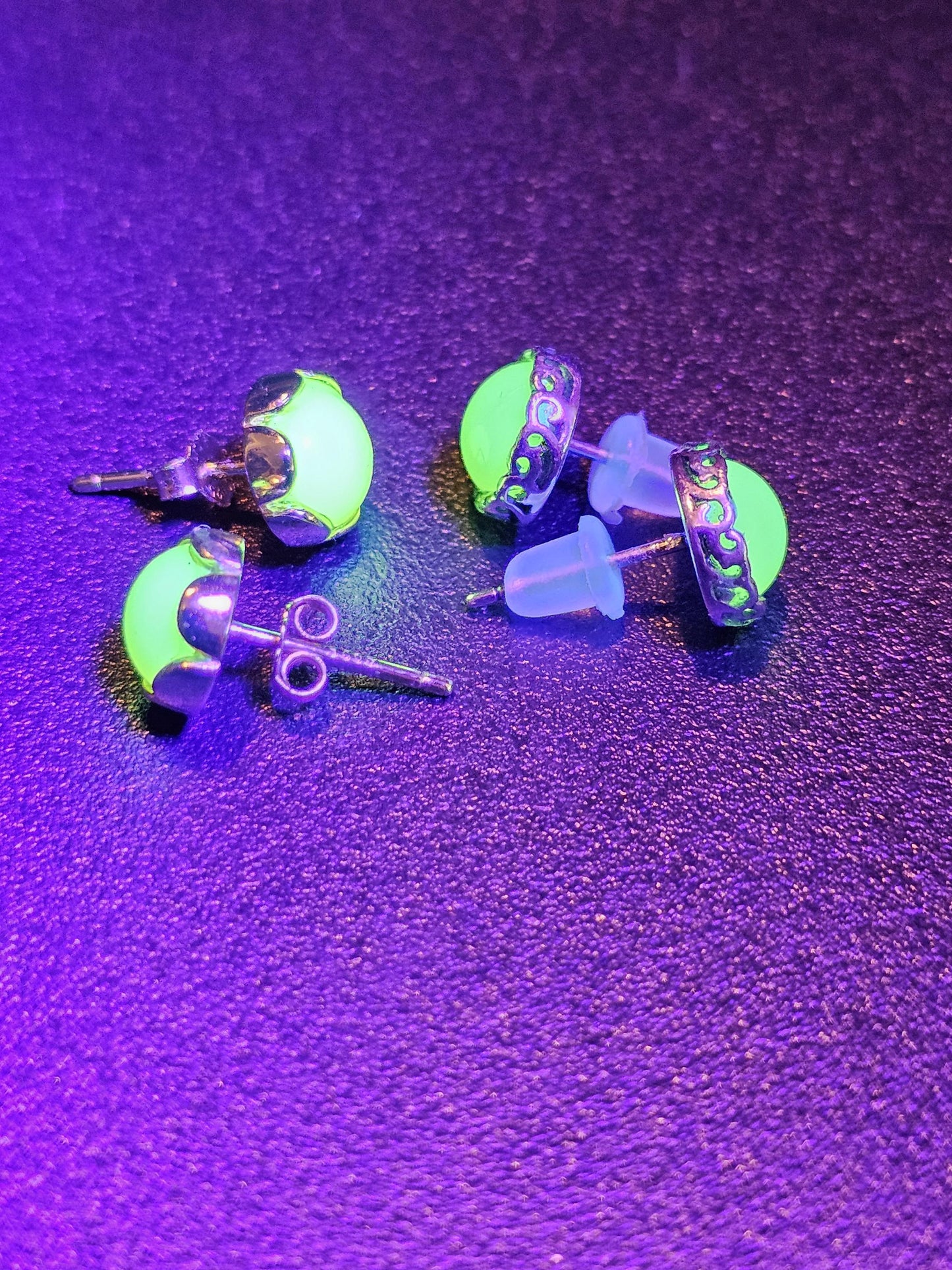 Boucles d'oreilles en verre d'uranium en argent sterling ou plaqué or avec des pierres de verre d'uranium rondes vintage de 7 mm qui brillent sous la lumière noire/UV